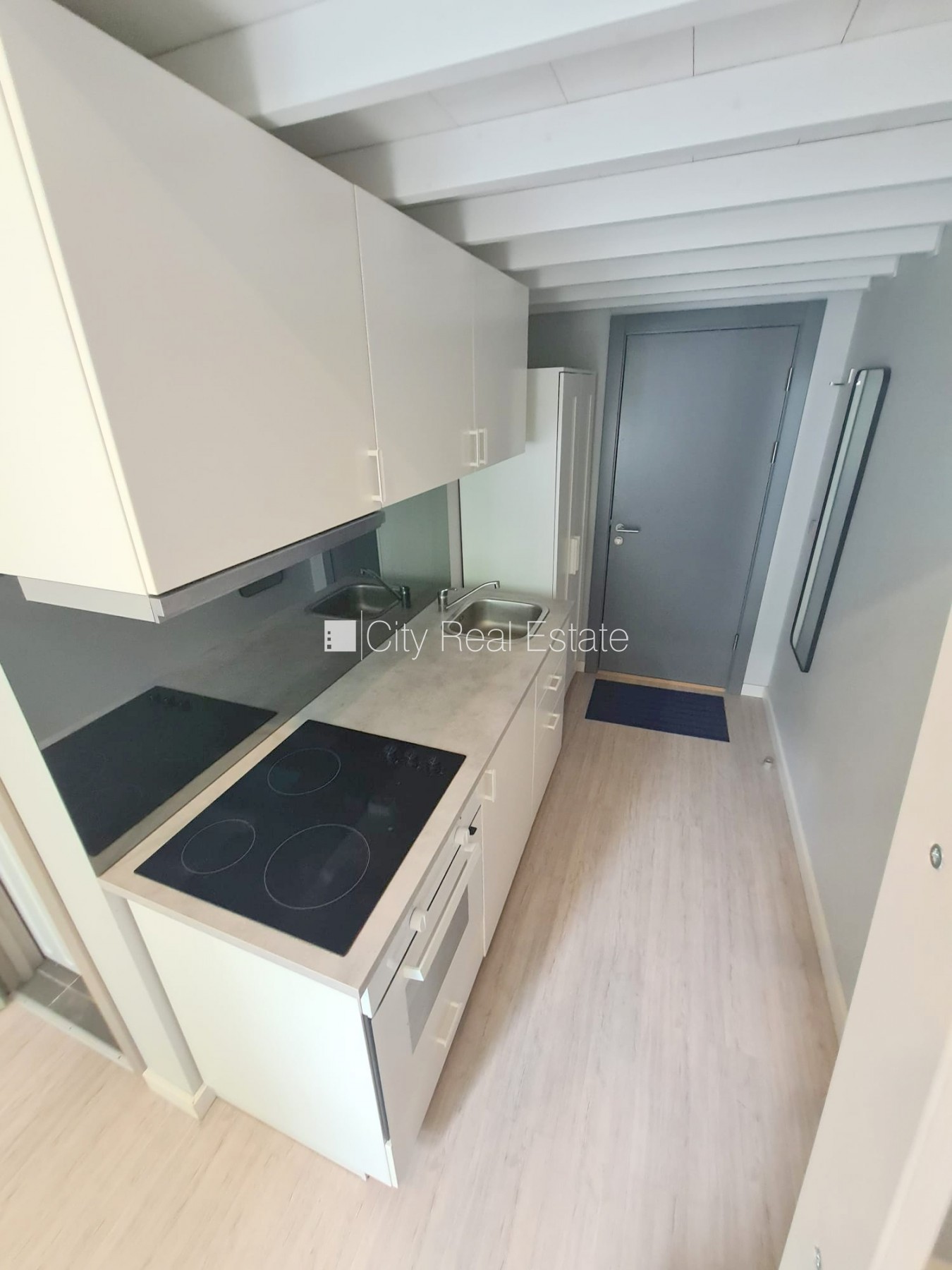 Объявление. Фасадный дом, реновированный дом, закрытый двор, вход с улицы, лестничная клетка после капитального Цена: 320 EUR/мес. Foto #8