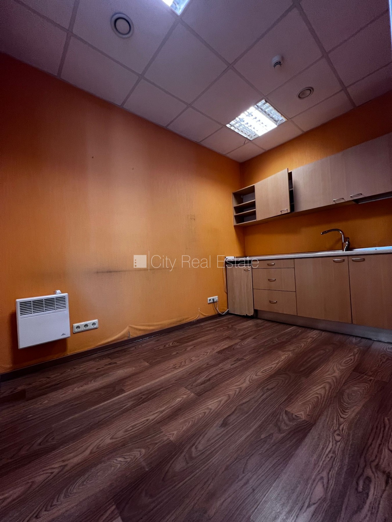 Sludinājumi. Iežogota teritorija, slēgta teritorija, vieta vairākām automašīnām, sanitārie mezgli 2 gab., Cena: 1540 EUR/mēn Foto #4