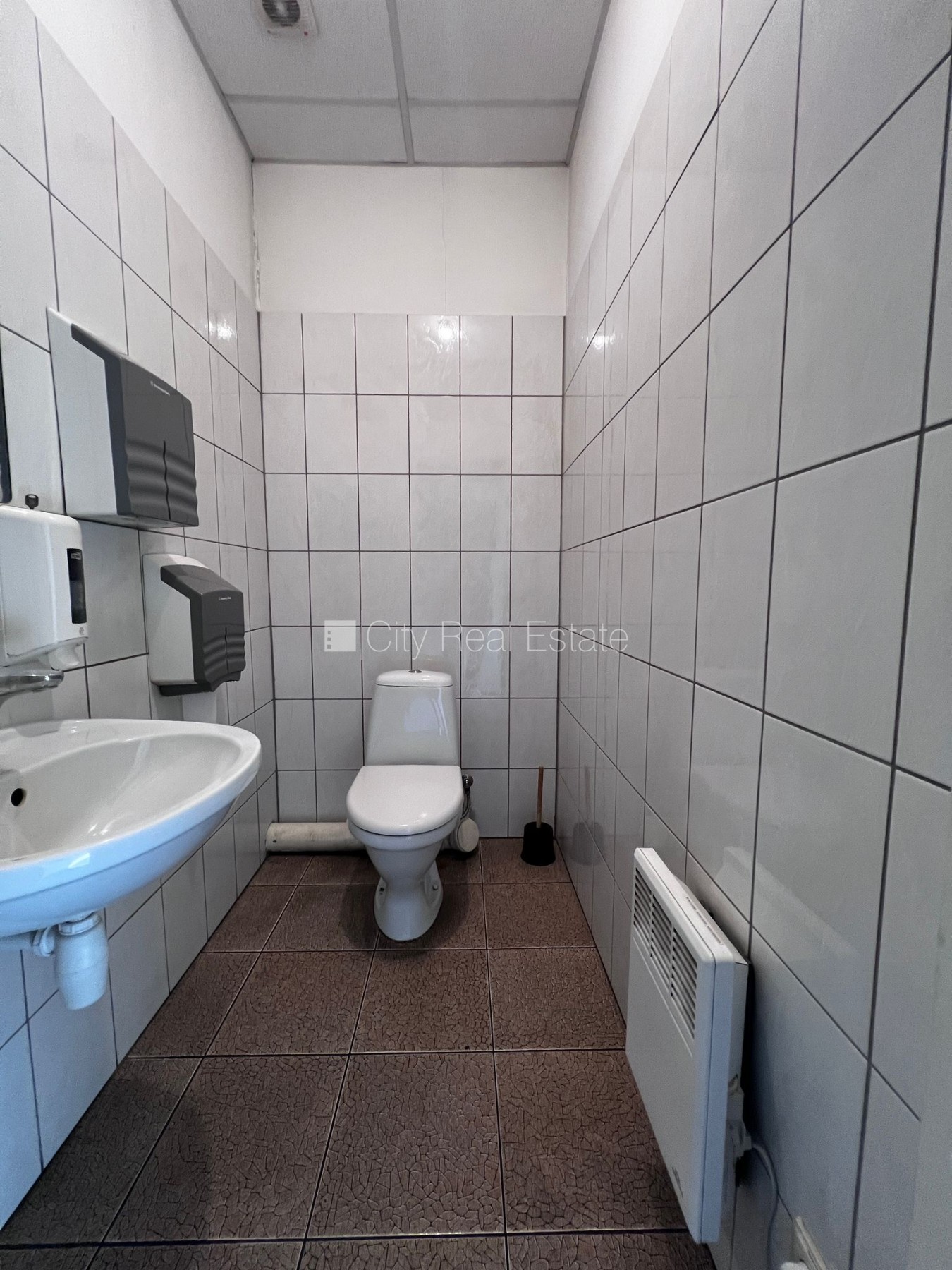 Sludinājumi. Iežogota teritorija, slēgta teritorija, vieta vairākām automašīnām, sanitārie mezgli 2 gab., Cena: 1540 EUR/mēn Foto #7