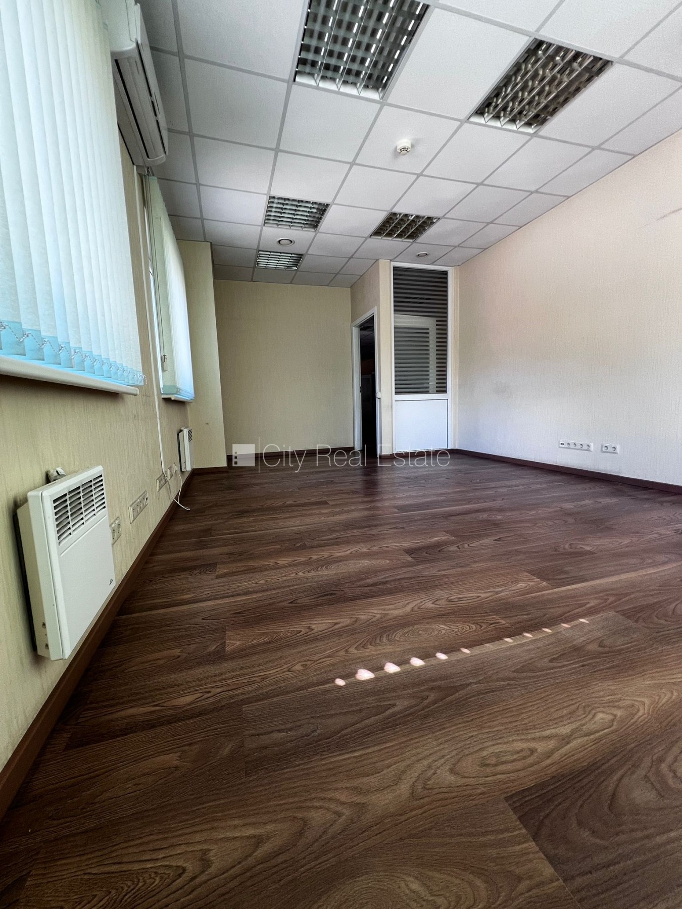 Sludinājumi. Iežogota teritorija, slēgta teritorija, vieta vairākām automašīnām, sanitārie mezgli 2 gab., Cena: 1540 EUR/mēn Foto #3