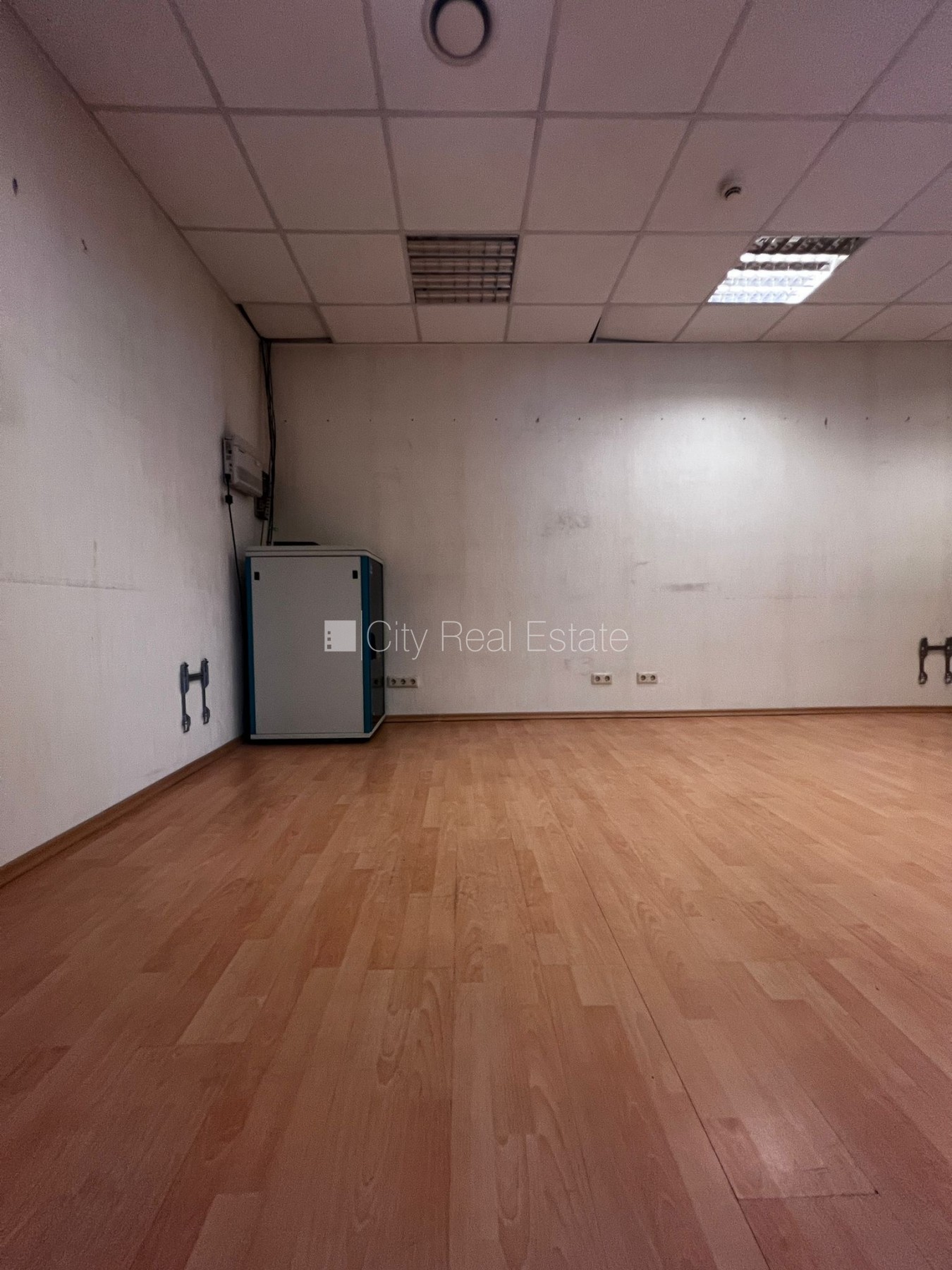 Sludinājumi. Iežogota teritorija, slēgta teritorija, vieta vairākām automašīnām, sanitārie mezgli 2 gab., Cena: 1540 EUR/mēn Foto #5