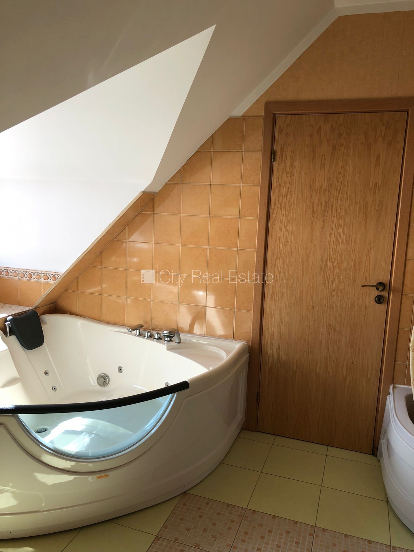 Sludinājumi. Privātmāja, dzelzsbetona starp stāvu pārsegumi, gāzbetona bloku sienas, zaļā teritorija, bruģēts Cena: 310000 EUR Foto #17