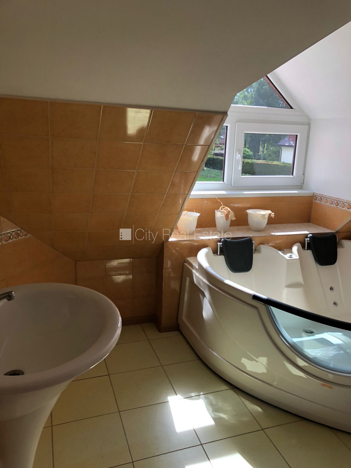 Sludinājumi. Privātmāja, dzelzsbetona starp stāvu pārsegumi, gāzbetona bloku sienas, zaļā teritorija, bruģēts Cena: 310000 EUR Foto #16