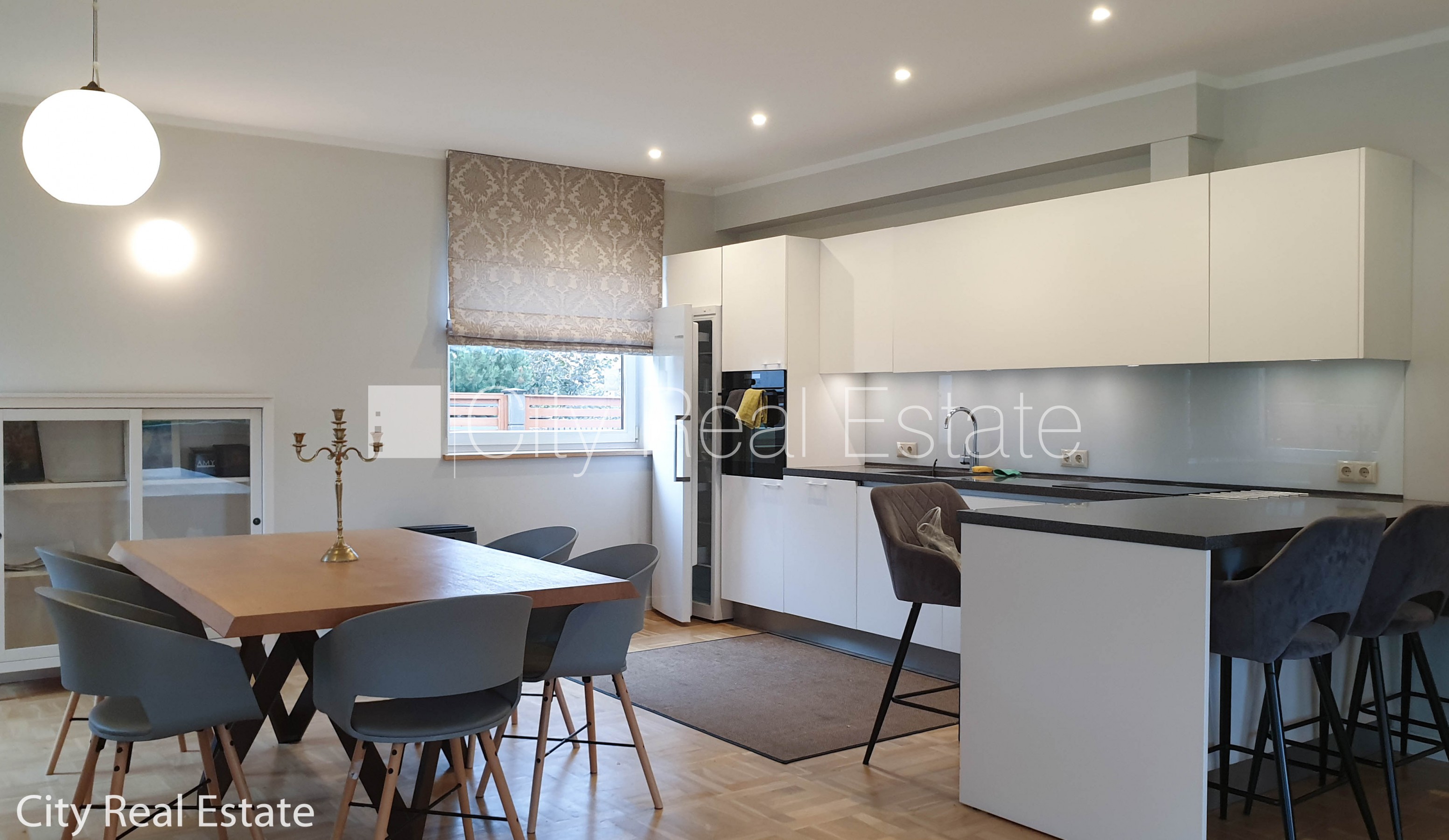 Sludinājumi. Privātmāja, labiekārtota apzaļumota teritorija 1600 m2, iežogota teritorija, teritorijas Cena: 1800 EUR/mēn Foto #9