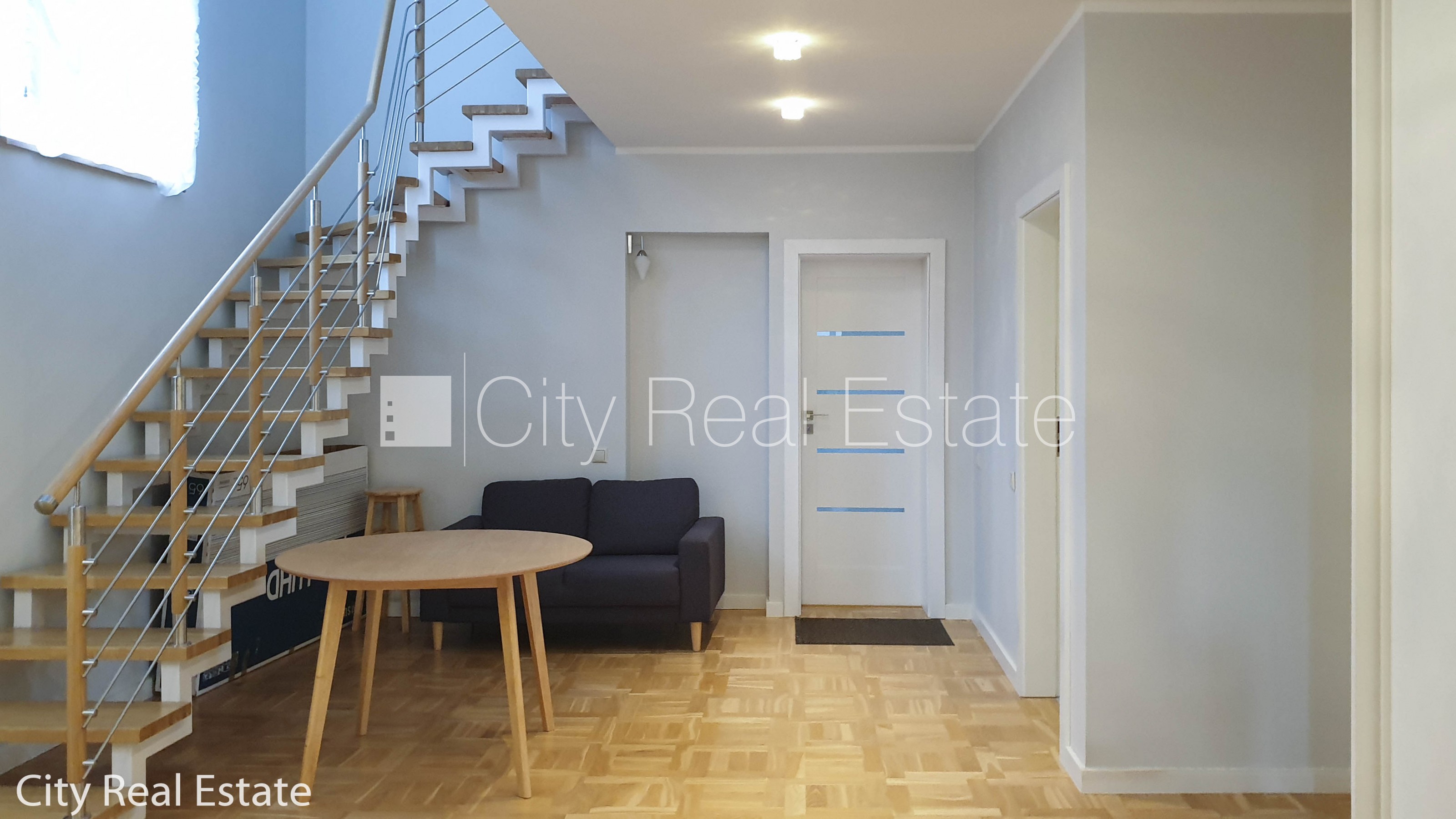 Sludinājumi. Privātmāja, labiekārtota apzaļumota teritorija 1600 m2, iežogota teritorija, teritorijas Cena: 1800 EUR/mēn Foto #5