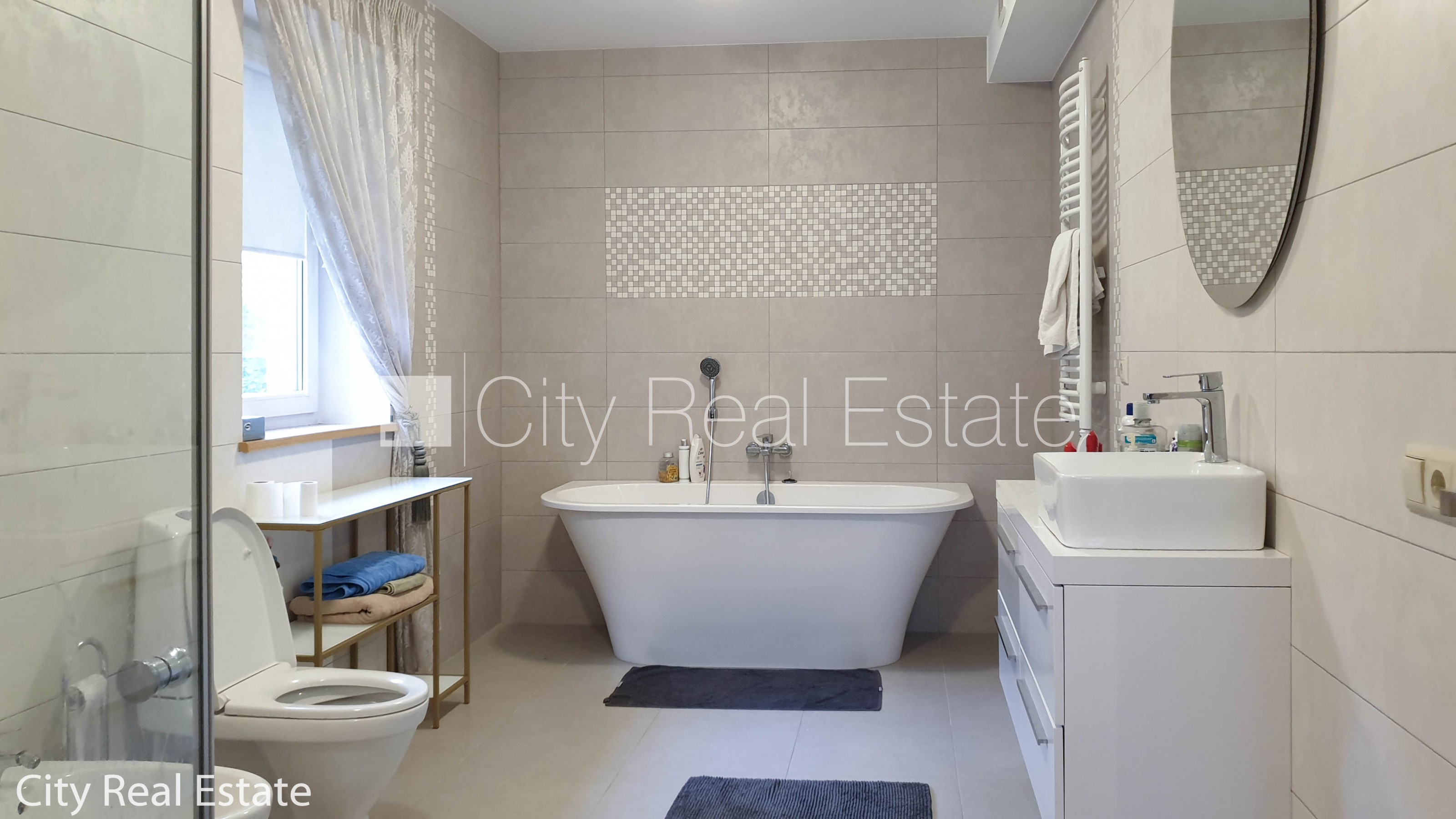 Sludinājumi. Privātmāja, labiekārtota apzaļumota teritorija 1600 m2, iežogota teritorija, teritorijas Cena: 1800 EUR/mēn Foto #16