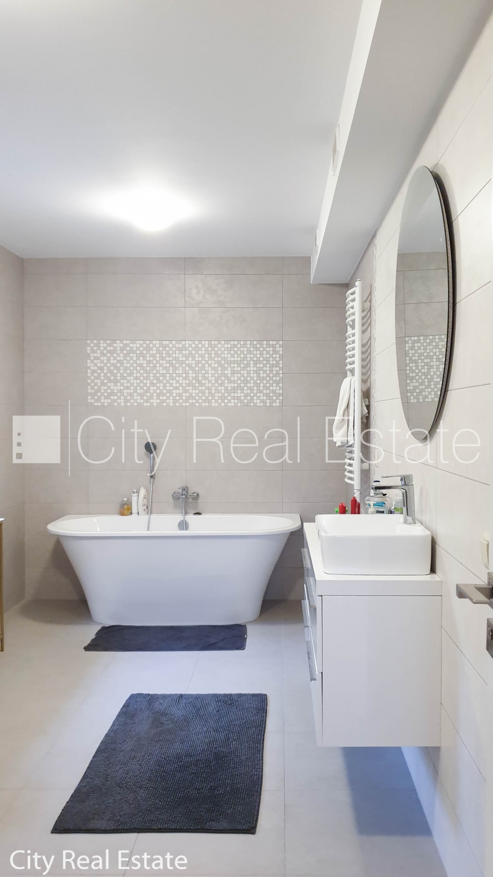 Sludinājumi. Privātmāja, labiekārtota apzaļumota teritorija 1600 m2, iežogota teritorija, teritorijas Cena: 1800 EUR/mēn Foto #17