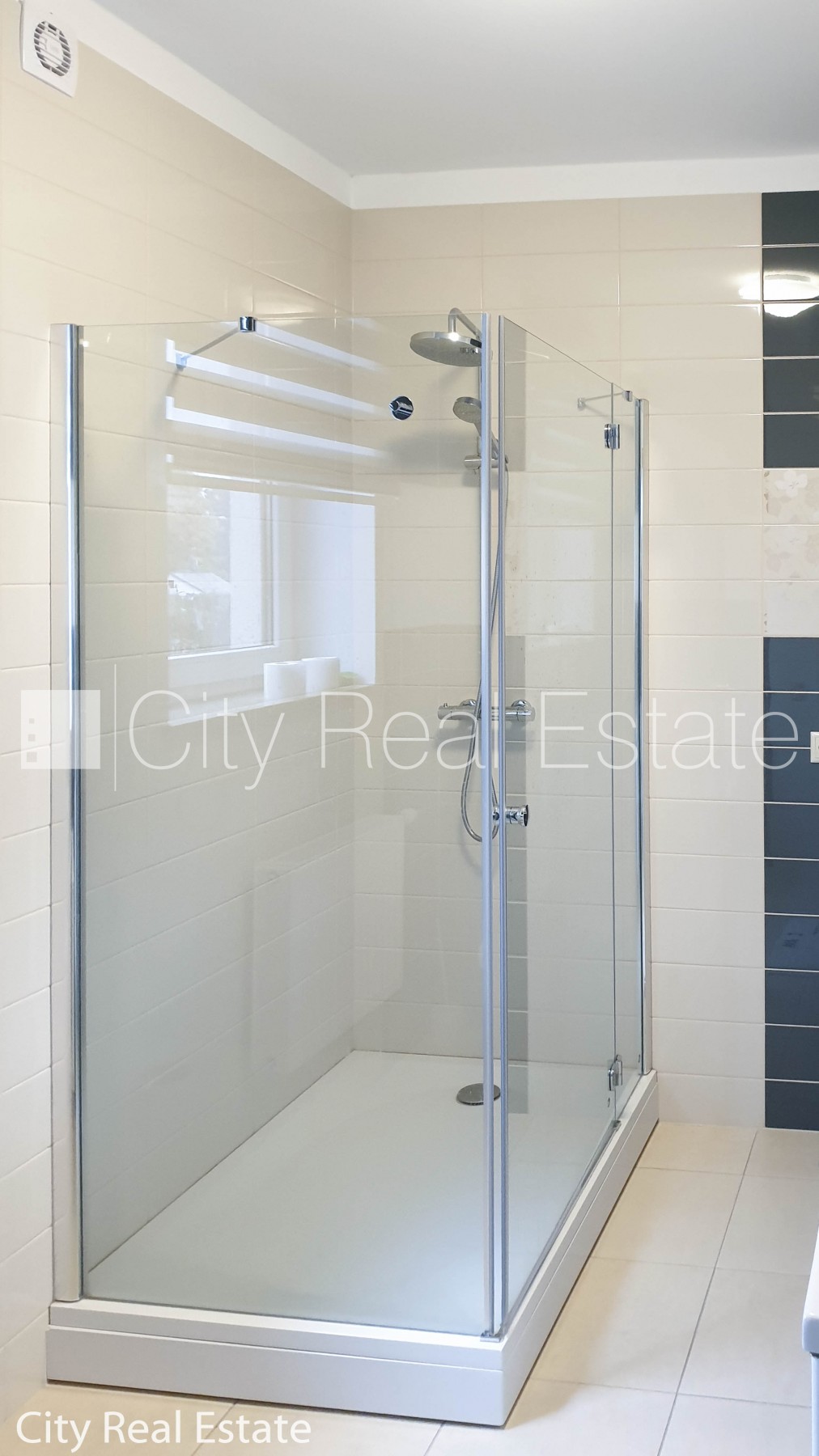 Sludinājumi. Privātmāja, labiekārtota apzaļumota teritorija 1600 m2, iežogota teritorija, teritorijas Cena: 1800 EUR/mēn Foto #22