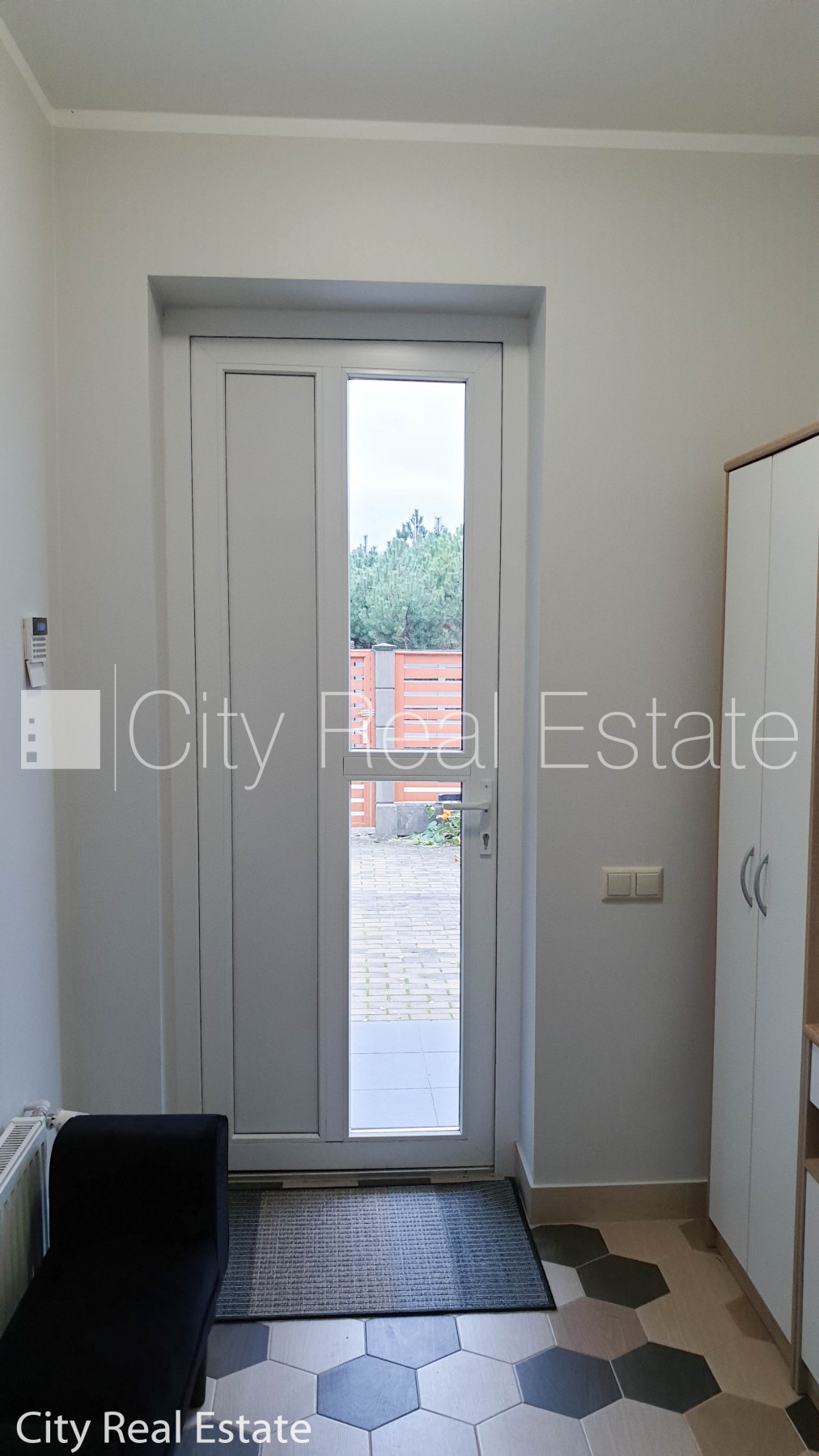 Sludinājumi. Privātmāja, labiekārtota apzaļumota teritorija 1600 m2, iežogota teritorija, teritorijas Cena: 1800 EUR/mēn Foto #4