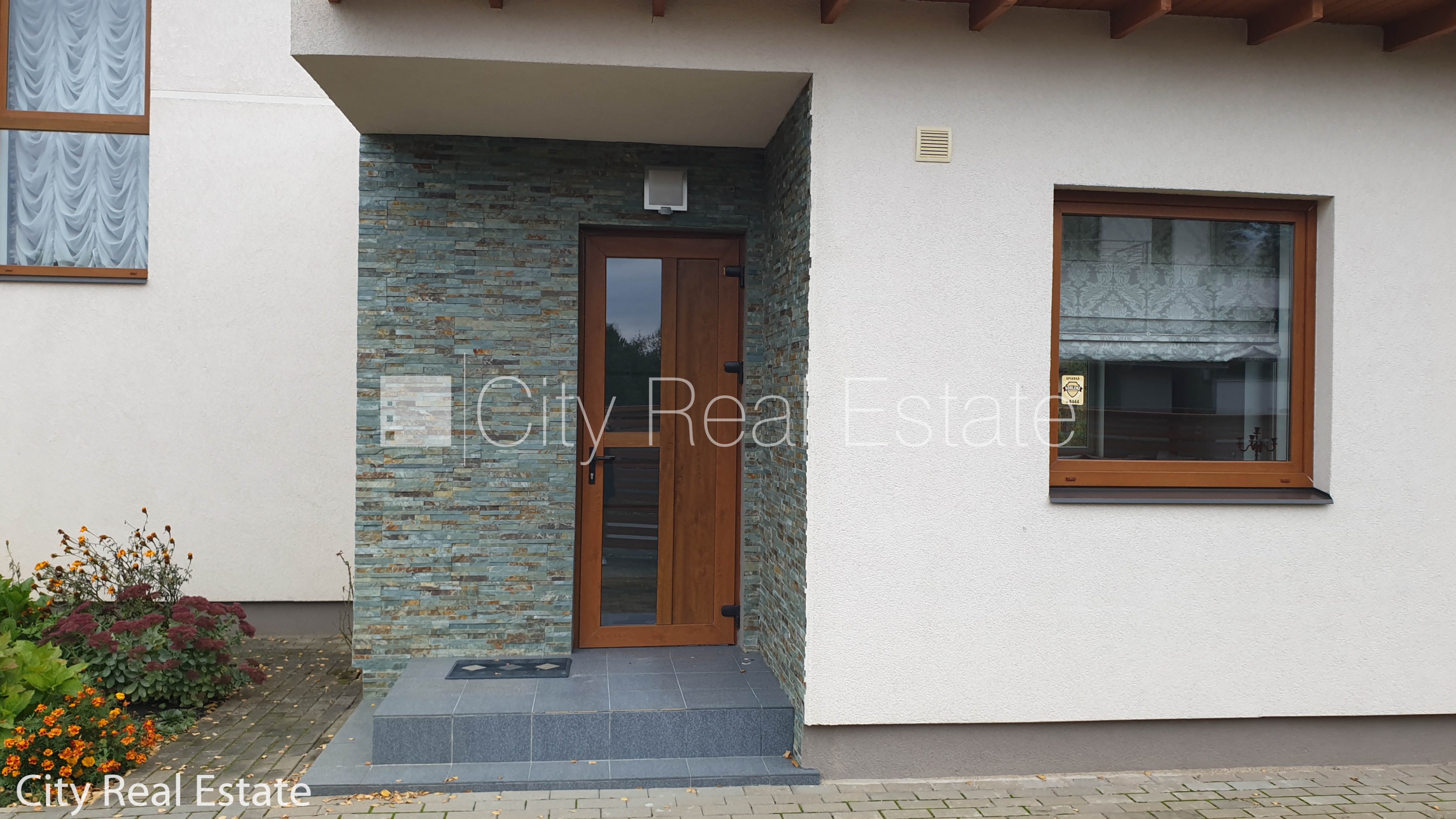 Sludinājumi. Privātmāja, labiekārtota apzaļumota teritorija 1600 m2, iežogota teritorija, teritorijas Cena: 1800 EUR/mēn Foto #3