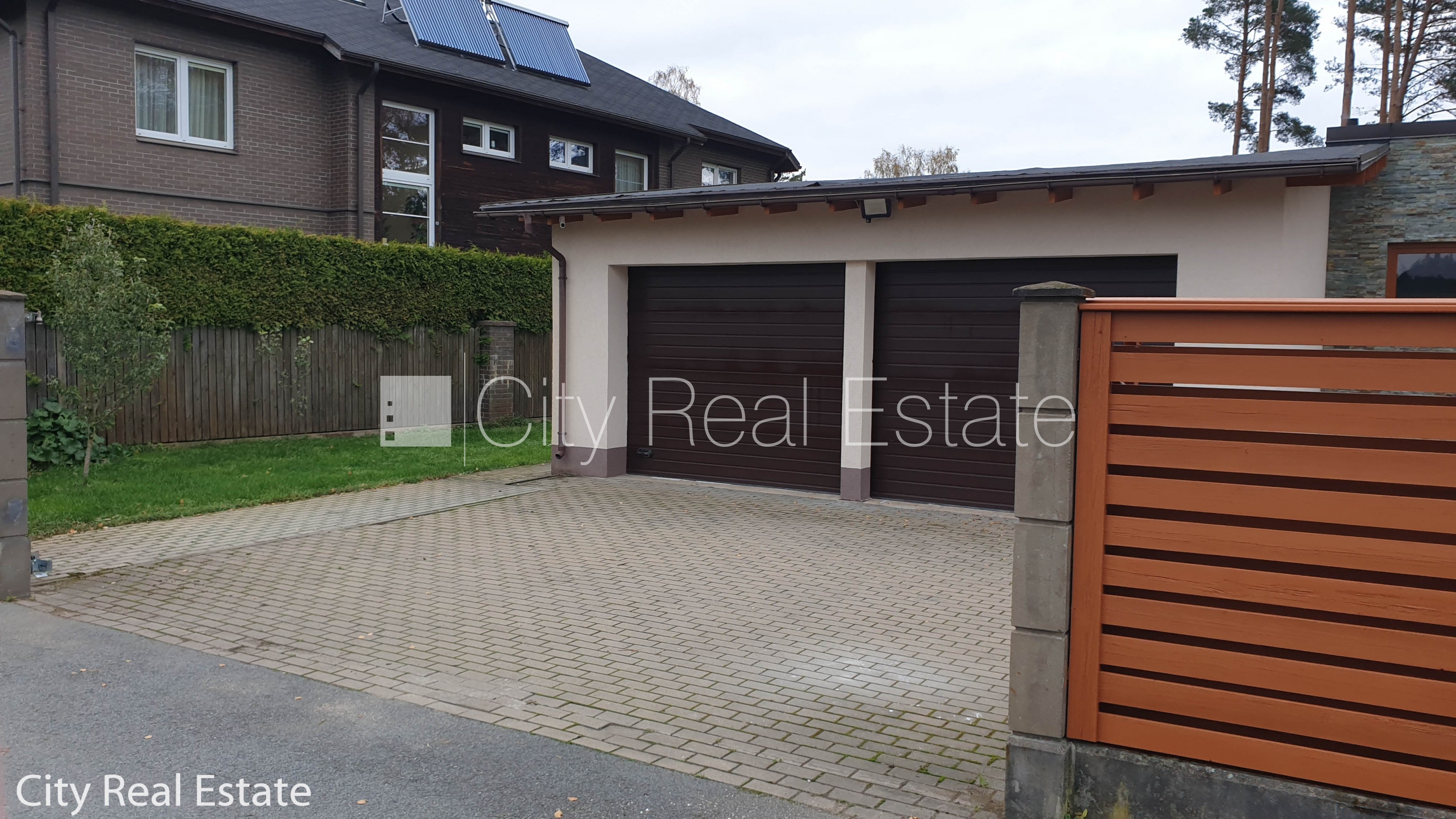 Sludinājumi. Privātmāja, labiekārtota apzaļumota teritorija 1600 m2, iežogota teritorija, teritorijas Cena: 1800 EUR/mēn Foto #2