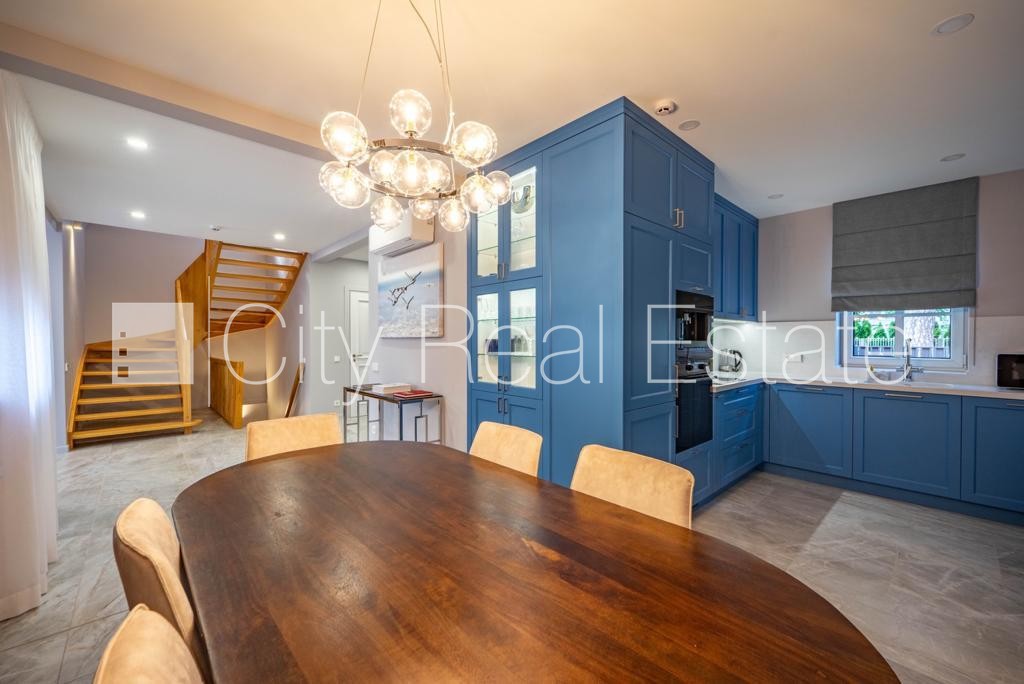 Sludinājumi. Privātmāja, labiekārtota apzaļumota teritorija, slēgta teritorija, teritorijas iebrauktuves vārti Cena: 8000 EUR/mēn Foto #6