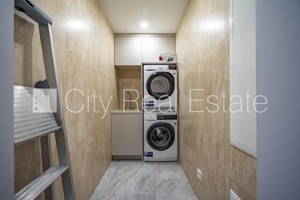 Sludinājumi. Privātmāja, labiekārtota apzaļumota teritorija, slēgta teritorija, teritorijas iebrauktuves vārti Cena: 8000 EUR/mēn Foto #21