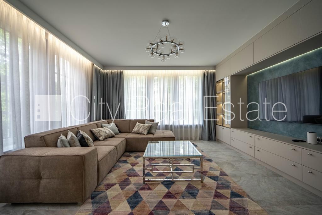 Sludinājumi. Privātmāja, labiekārtota apzaļumota teritorija, slēgta teritorija, teritorijas iebrauktuves vārti Cena: 8000 EUR/mēn Foto #1