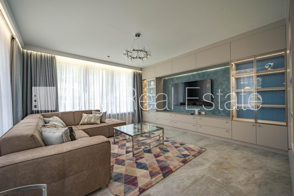 Sludinājumi. Privātmāja, labiekārtota apzaļumota teritorija, slēgta teritorija, teritorijas iebrauktuves vārti Cena: 8000 EUR/mēn Foto #2