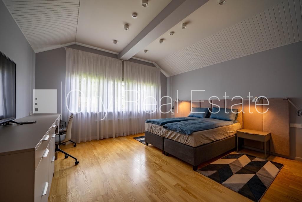Sludinājumi. Privātmāja, labiekārtota apzaļumota teritorija, slēgta teritorija, teritorijas iebrauktuves vārti Cena: 8000 EUR/mēn Foto #14