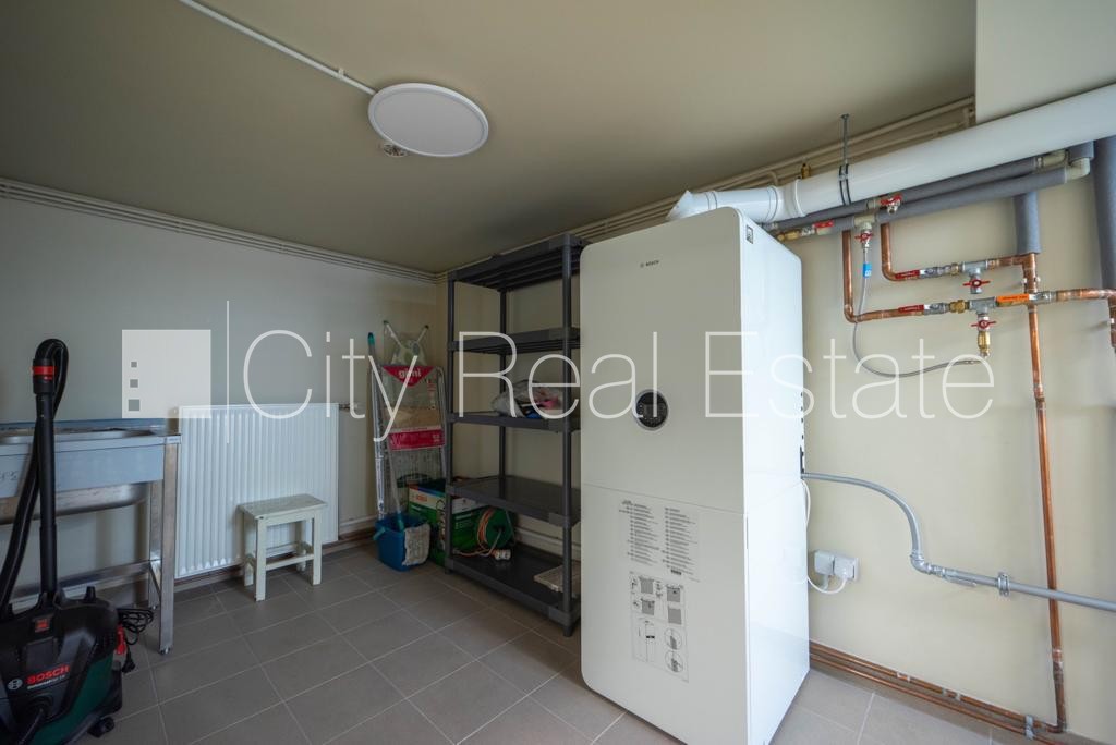 Sludinājumi. Privātmāja, labiekārtota apzaļumota teritorija, slēgta teritorija, teritorijas iebrauktuves vārti Cena: 8000 EUR/mēn Foto #22