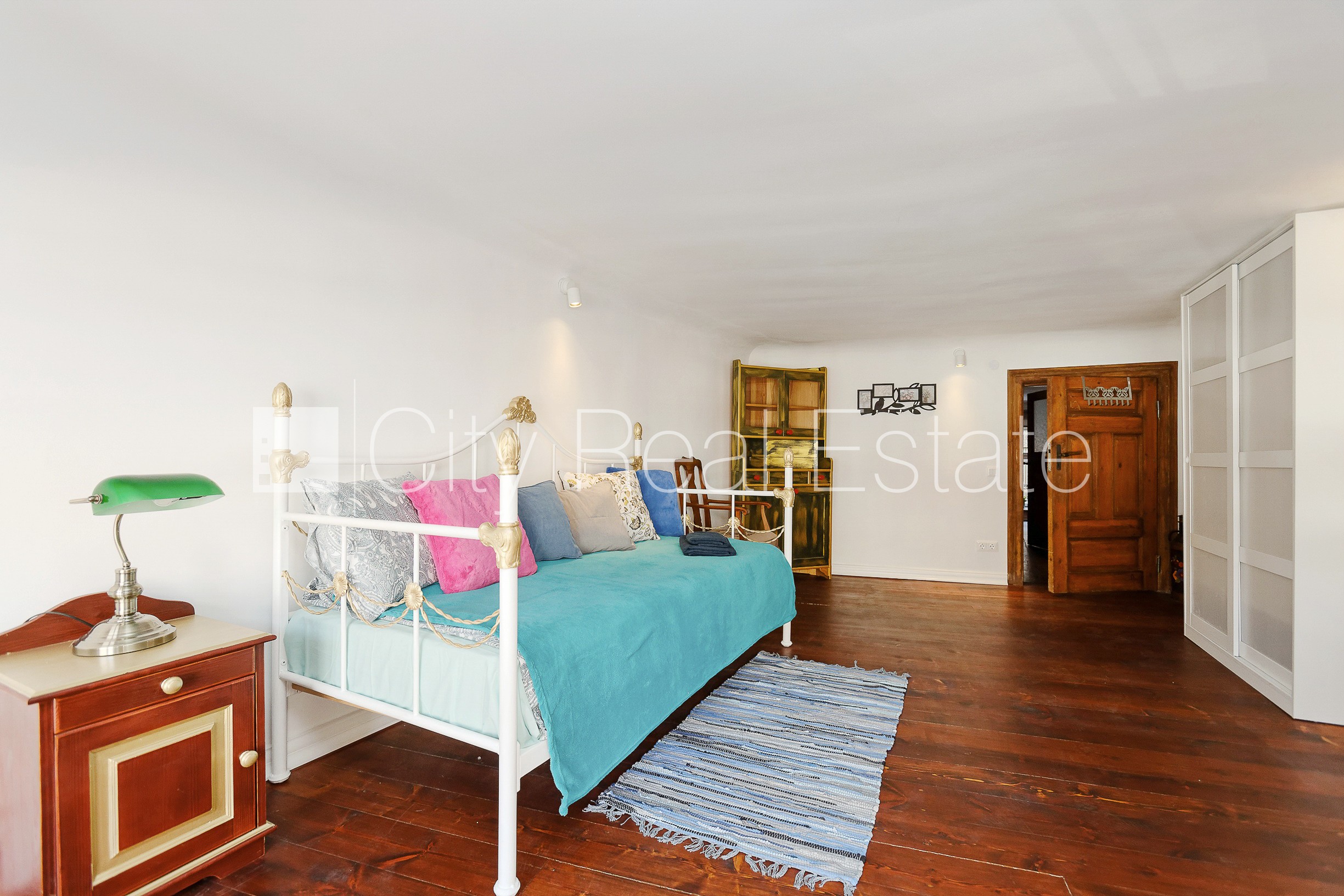 Sludinājumi. Fasādes māja, ieeja no ielas, guļamistabu skaits 4 gab., istabas izolētas 4 gab., virtuve, centrālā Cena: 185000 EUR Foto #17