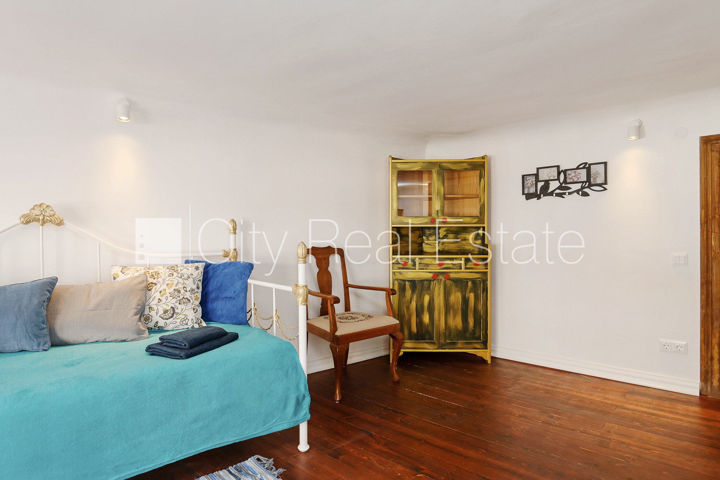 Sludinājumi. Fasādes māja, ieeja no ielas, guļamistabu skaits 4 gab., istabas izolētas 4 gab., virtuve, centrālā Cena: 185000 EUR Foto #15