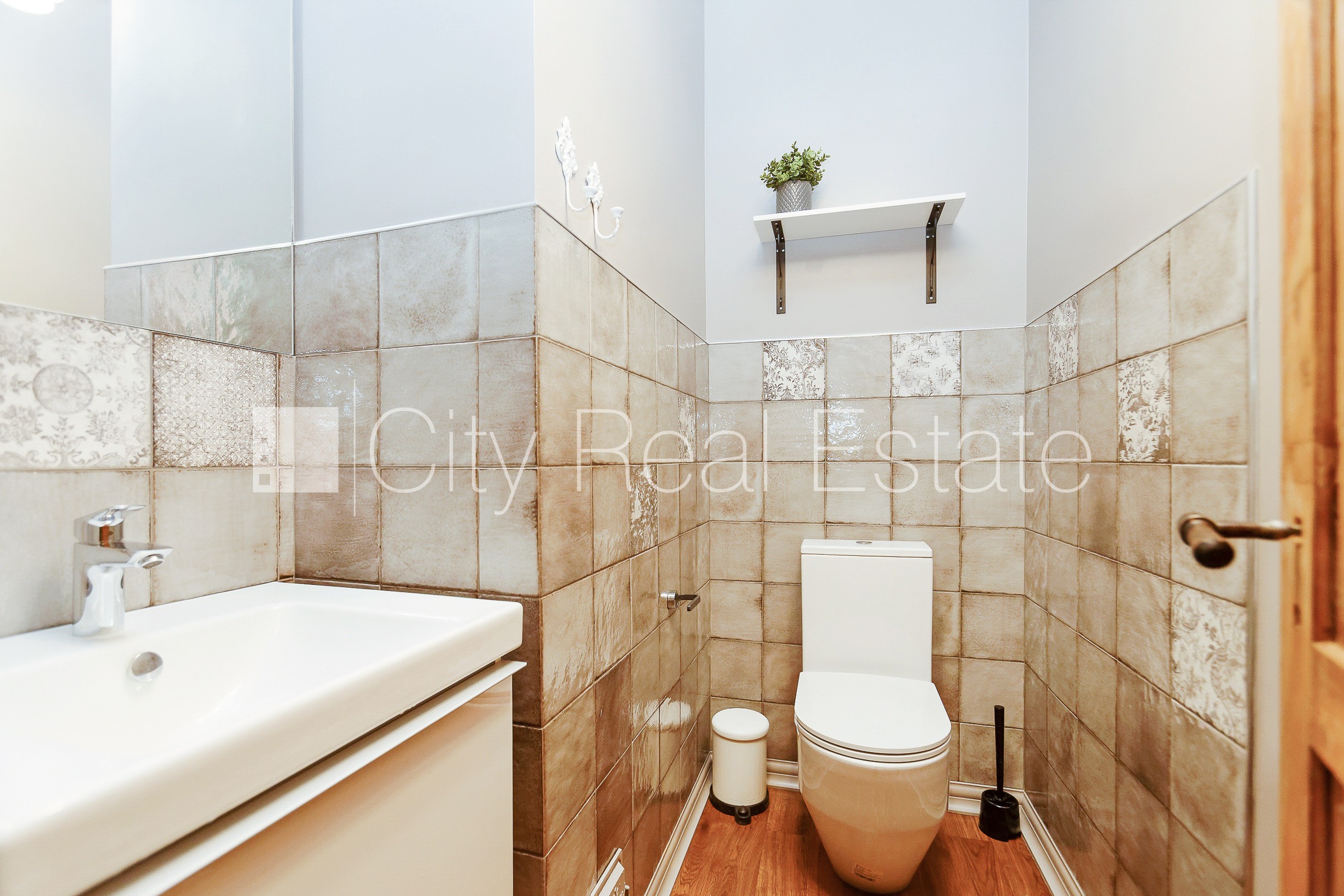 Sludinājumi. Fasādes māja, ieeja no ielas, guļamistabu skaits 4 gab., istabas izolētas 4 gab., virtuve, centrālā Cena: 185000 EUR Foto #12