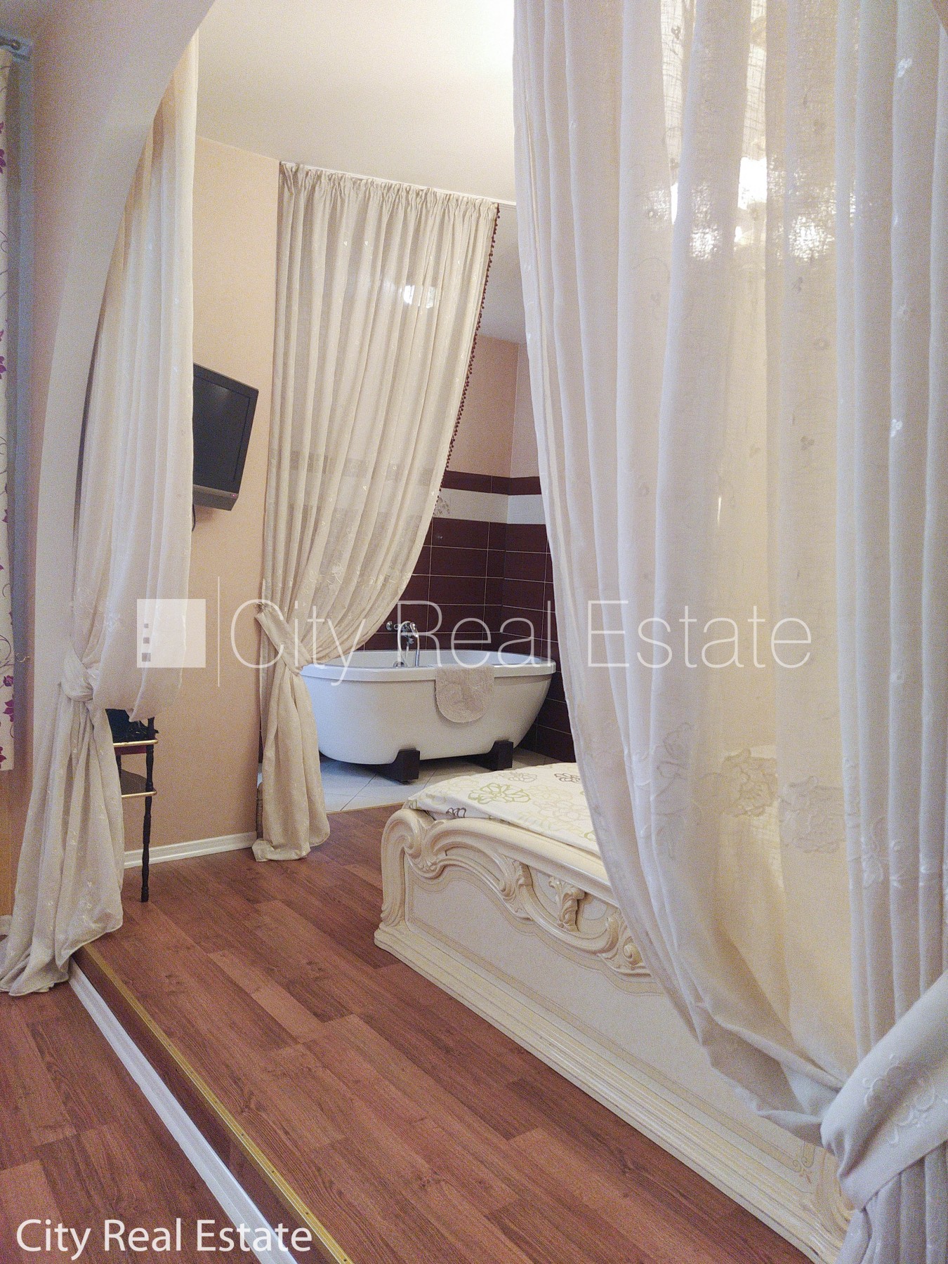 Sludinājumi. Fasādes māja, ieeja no ielas, ir lifts, kāpņu telpa pēc kapitālā remonta, studio tipa, virtuve Cena: 450 EUR/mēn Foto #7