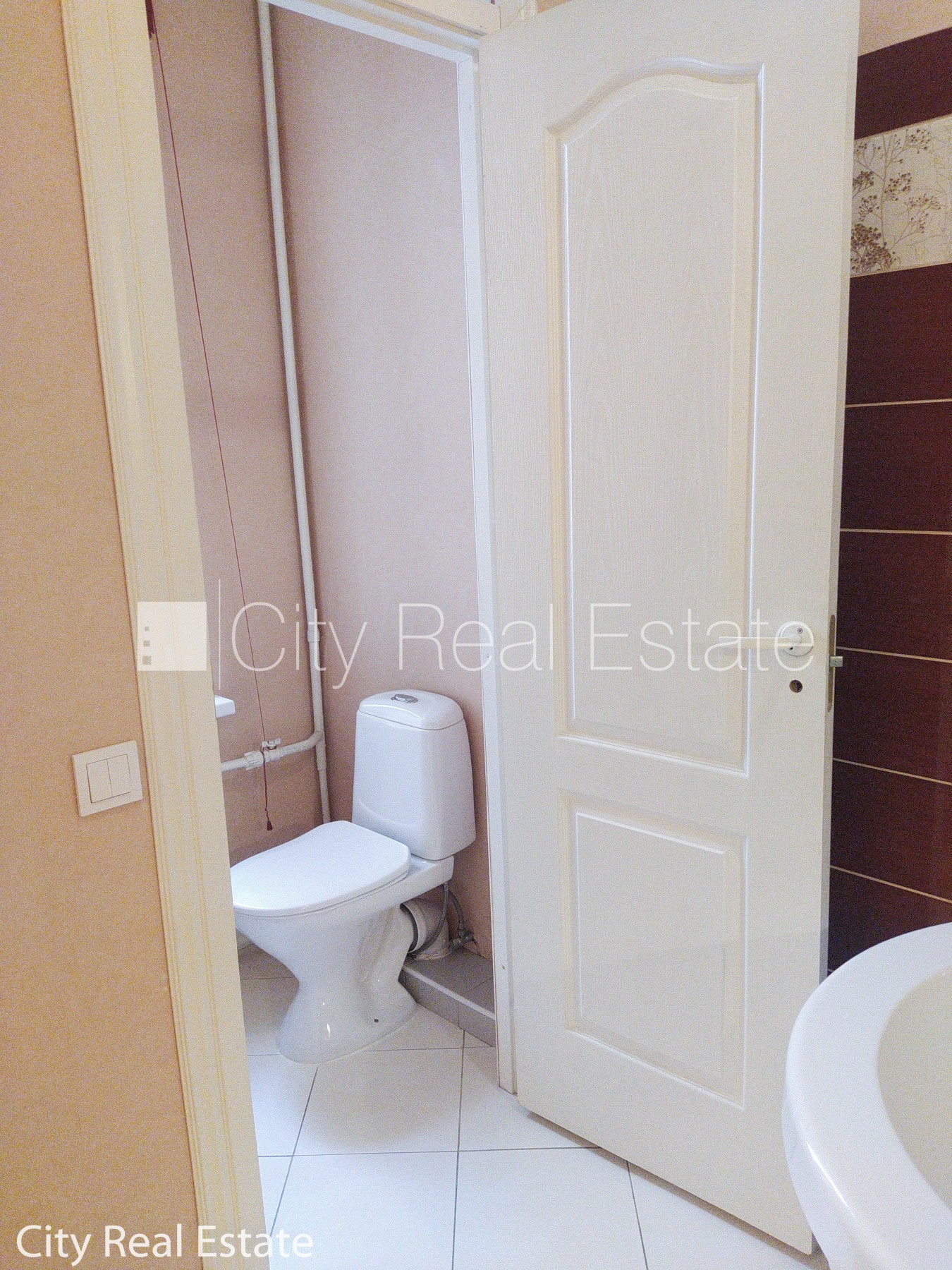 Sludinājumi. Fasādes māja, ieeja no ielas, ir lifts, kāpņu telpa pēc kapitālā remonta, studio tipa, virtuve Cena: 450 EUR/mēn Foto #9