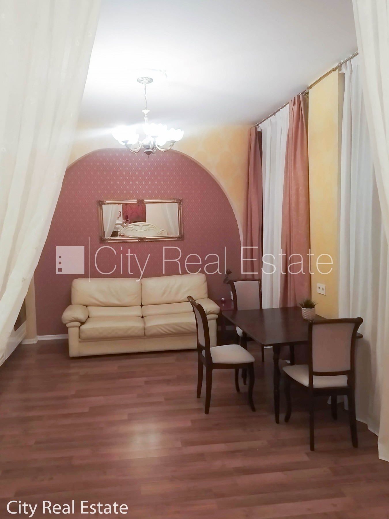 Sludinājumi. Fasādes māja, ieeja no ielas, ir lifts, kāpņu telpa pēc kapitālā remonta, studio tipa, virtuve Cena: 450 EUR/mēn Foto #3