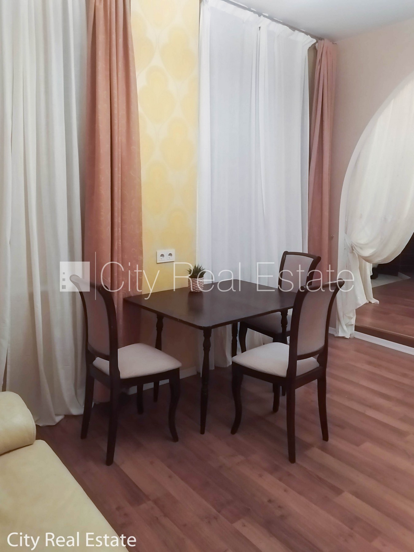 Sludinājumi. Fasādes māja, ieeja no ielas, ir lifts, kāpņu telpa pēc kapitālā remonta, studio tipa, virtuve Cena: 450 EUR/mēn Foto #4