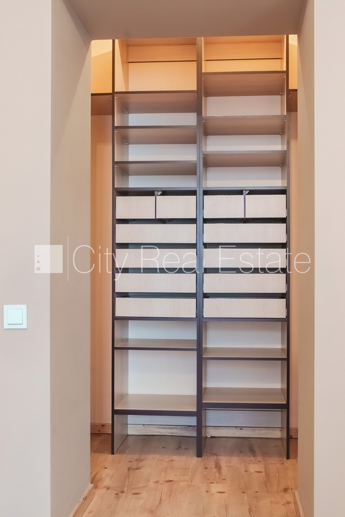 Sludinājumi. Fasādes māja, kāpņu telpa pēc kosmētiskā remonta, viena istaba izolēta, studio tipa, virtuve Cena: 98000 EUR Foto #12