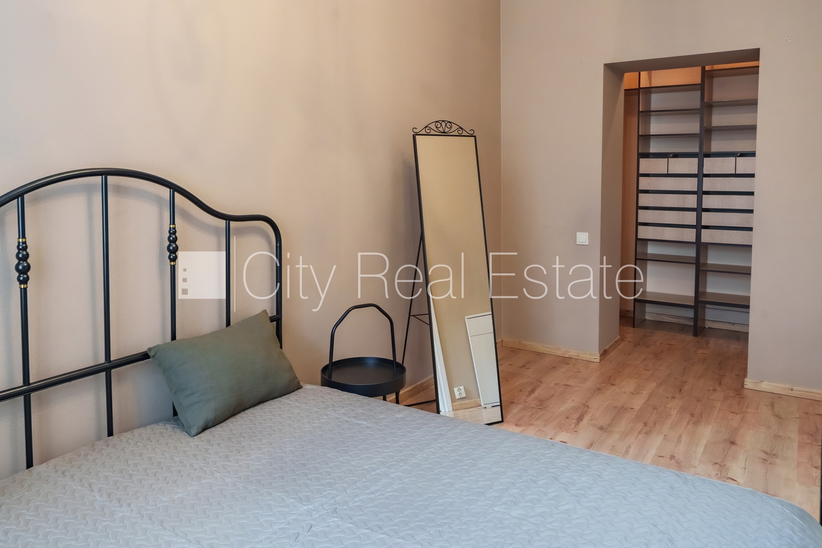 Sludinājumi. Fasādes māja, kāpņu telpa pēc kosmētiskā remonta, viena istaba izolēta, studio tipa, virtuve Cena: 98000 EUR Foto #15