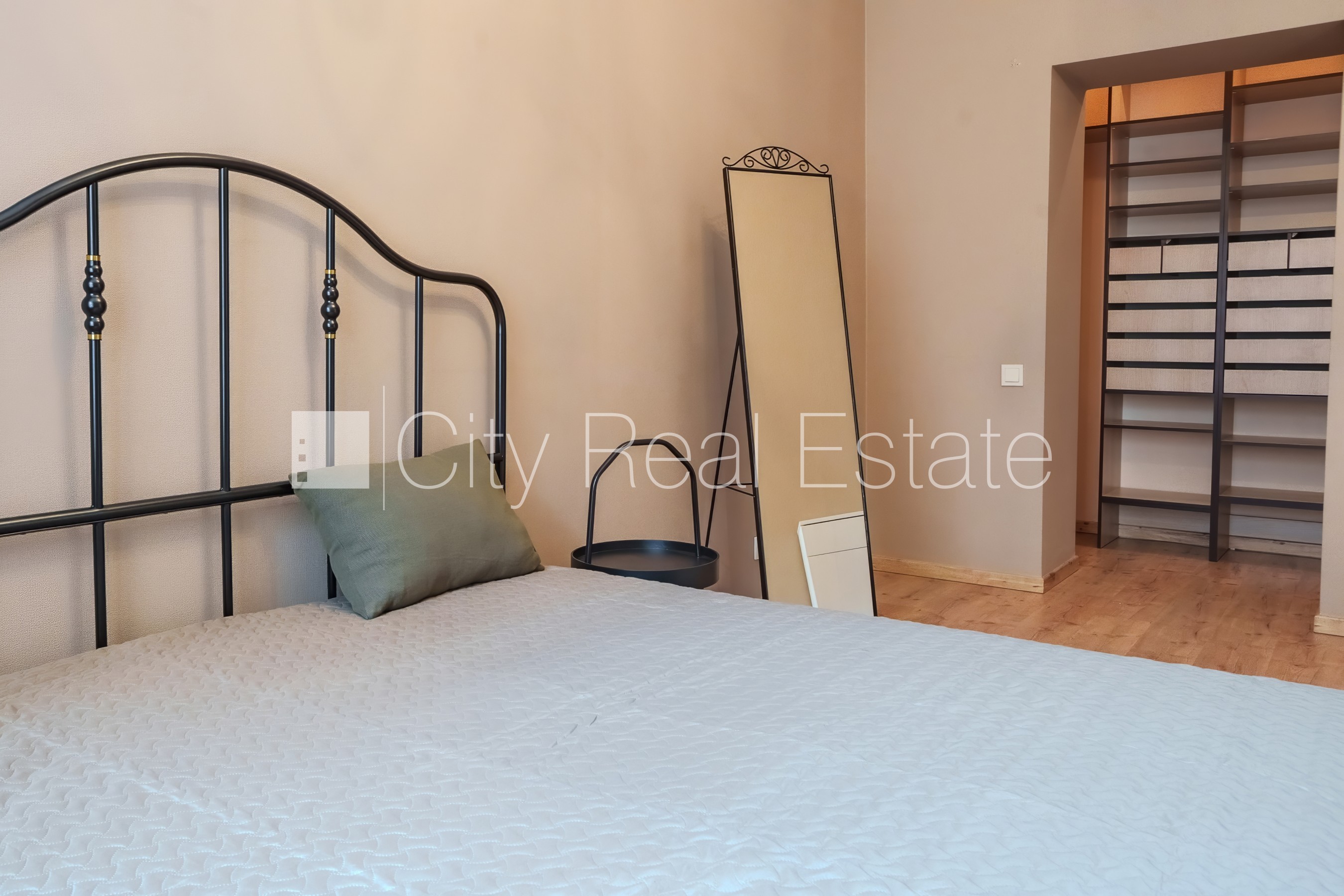 Sludinājumi. Fasādes māja, kāpņu telpa pēc kosmētiskā remonta, viena istaba izolēta, studio tipa, virtuve Cena: 98000 EUR Foto #14