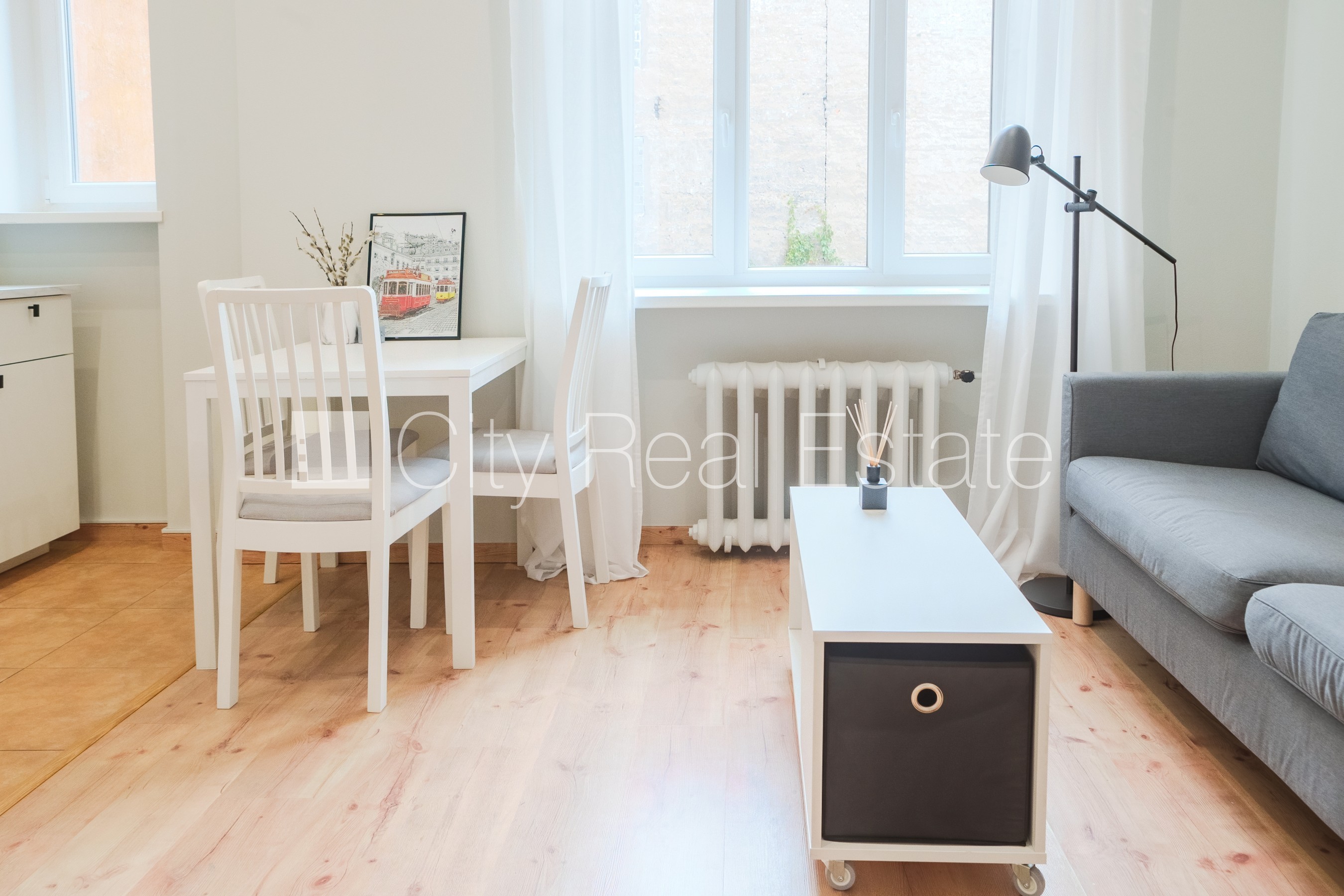 Sludinājumi. Fasādes māja, kāpņu telpa pēc kosmētiskā remonta, viena istaba izolēta, studio tipa, virtuve Cena: 98000 EUR Foto #3