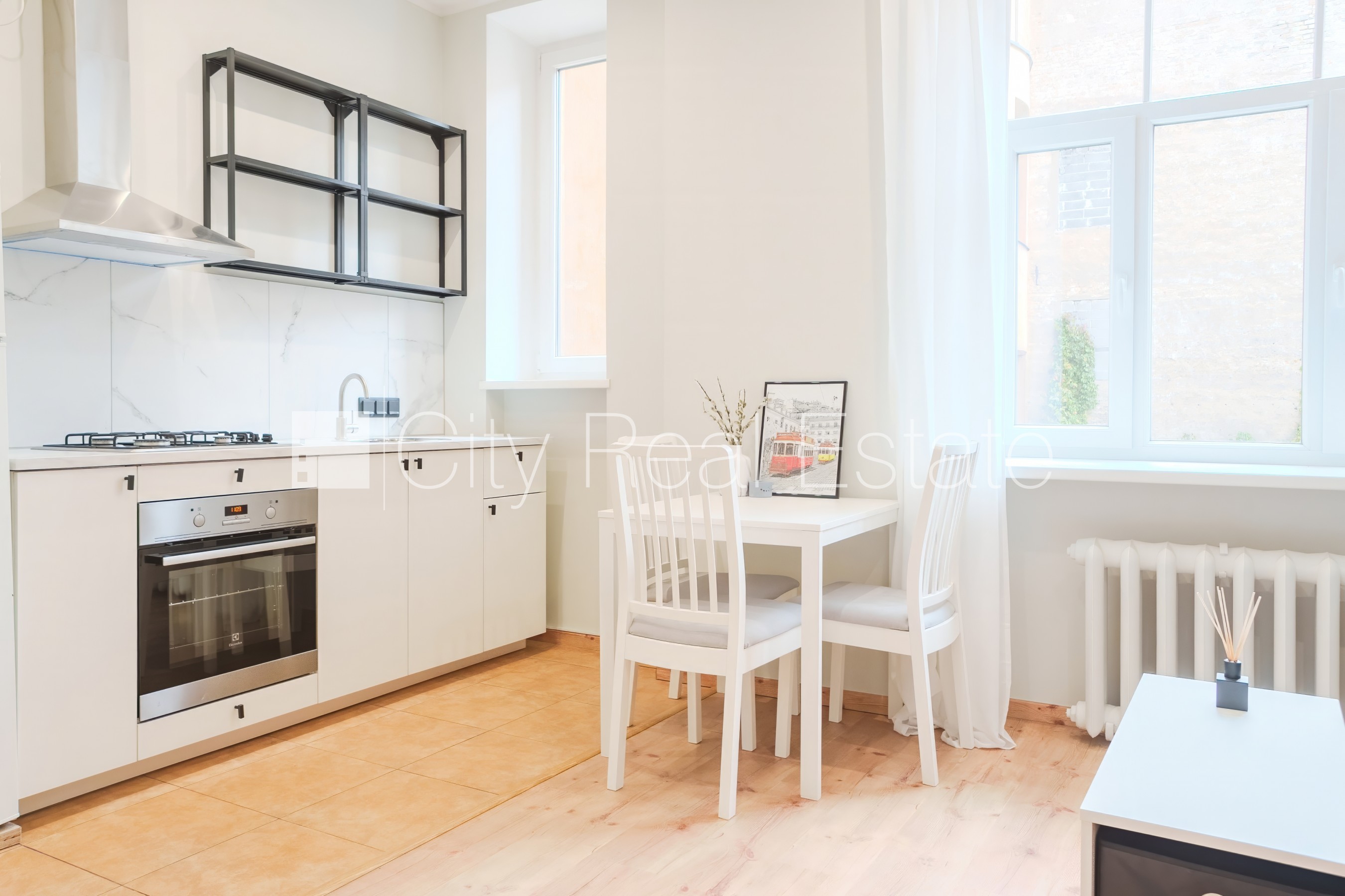 Sludinājumi. Fasādes māja, kāpņu telpa pēc kosmētiskā remonta, viena istaba izolēta, studio tipa, virtuve Cena: 98000 EUR Foto #7