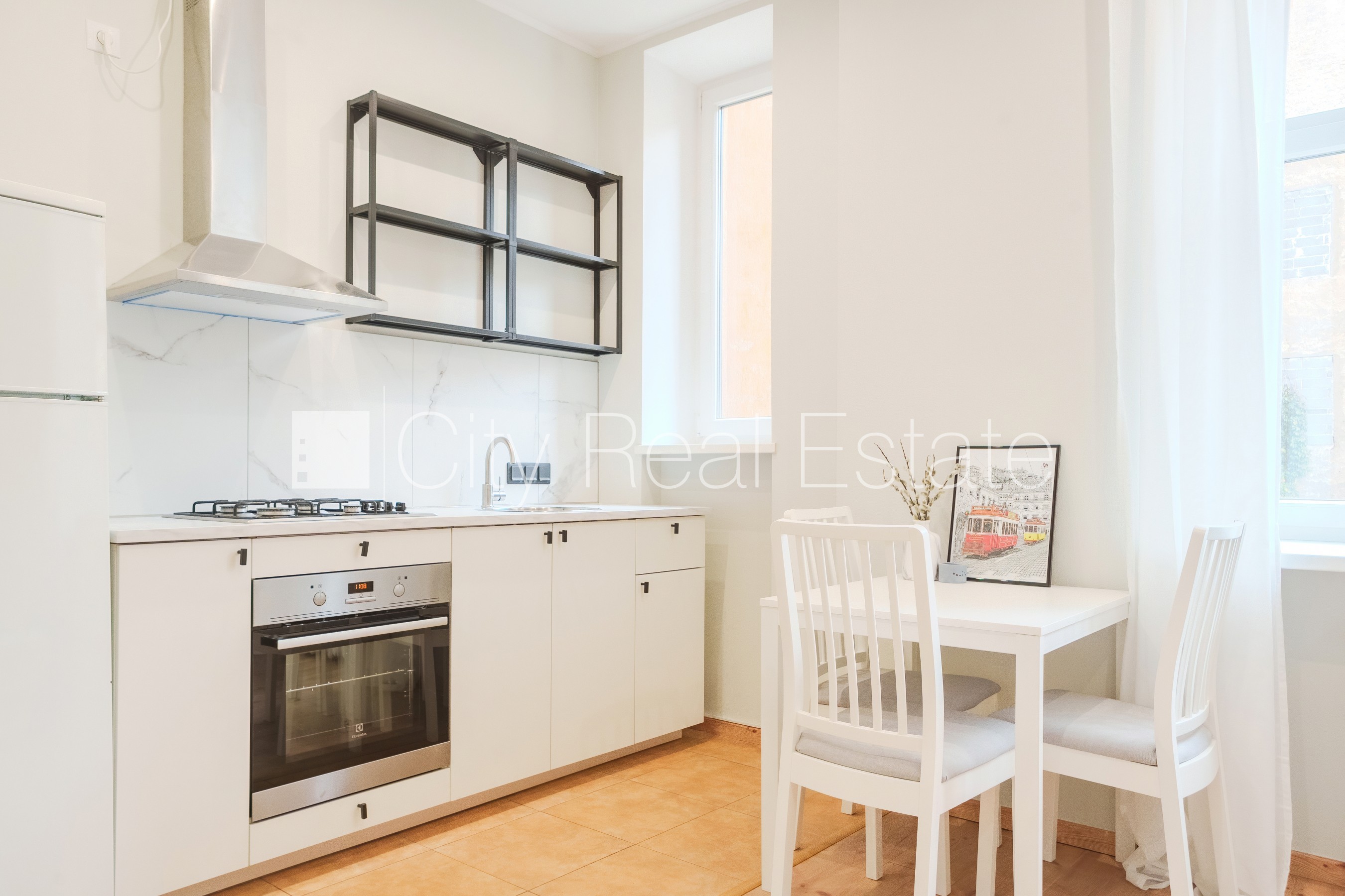 Sludinājumi. Fasādes māja, kāpņu telpa pēc kosmētiskā remonta, viena istaba izolēta, studio tipa, virtuve Cena: 98000 EUR Foto #6