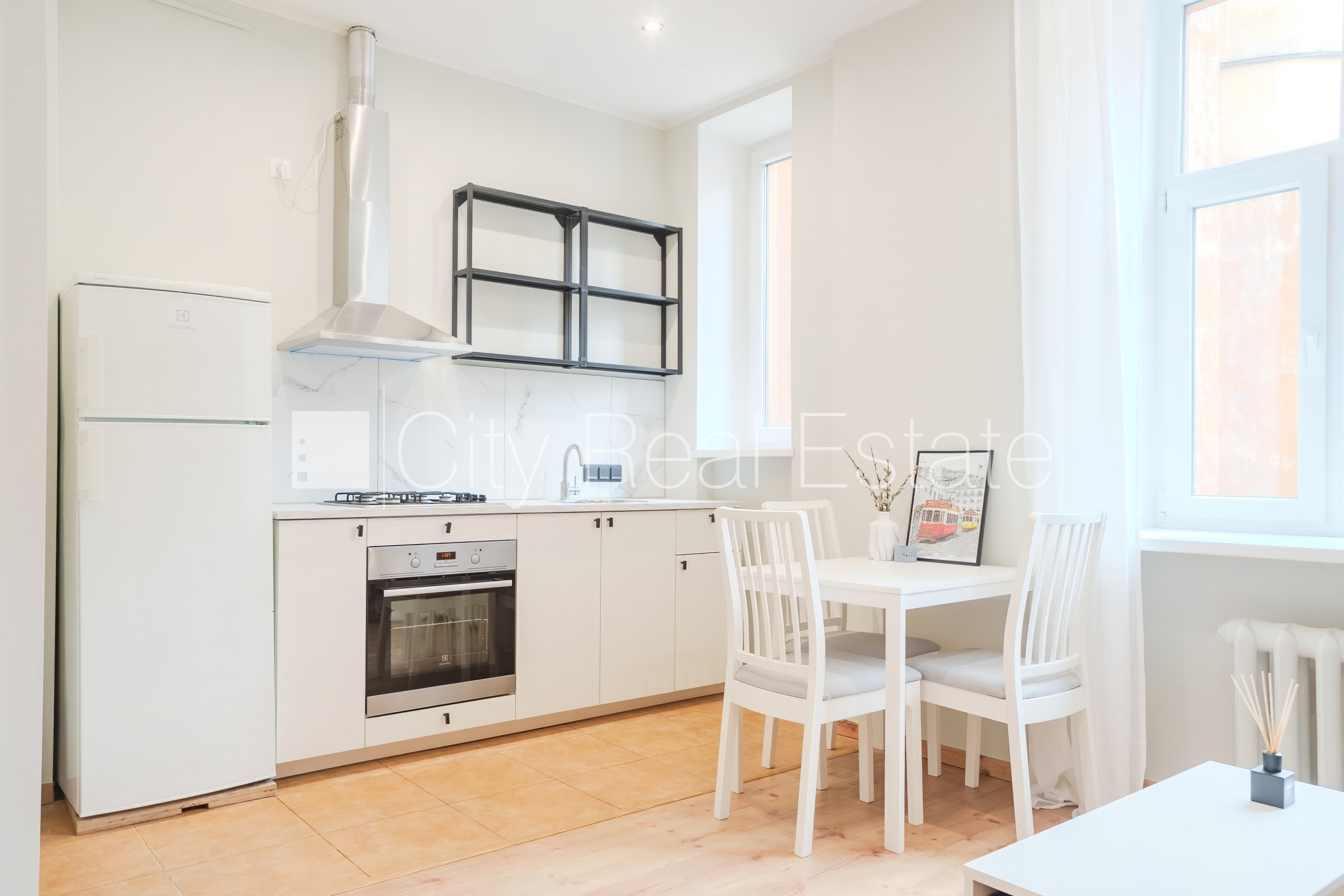 Sludinājumi. Fasādes māja, kāpņu telpa pēc kosmētiskā remonta, viena istaba izolēta, studio tipa, virtuve Cena: 98000 EUR Foto #5