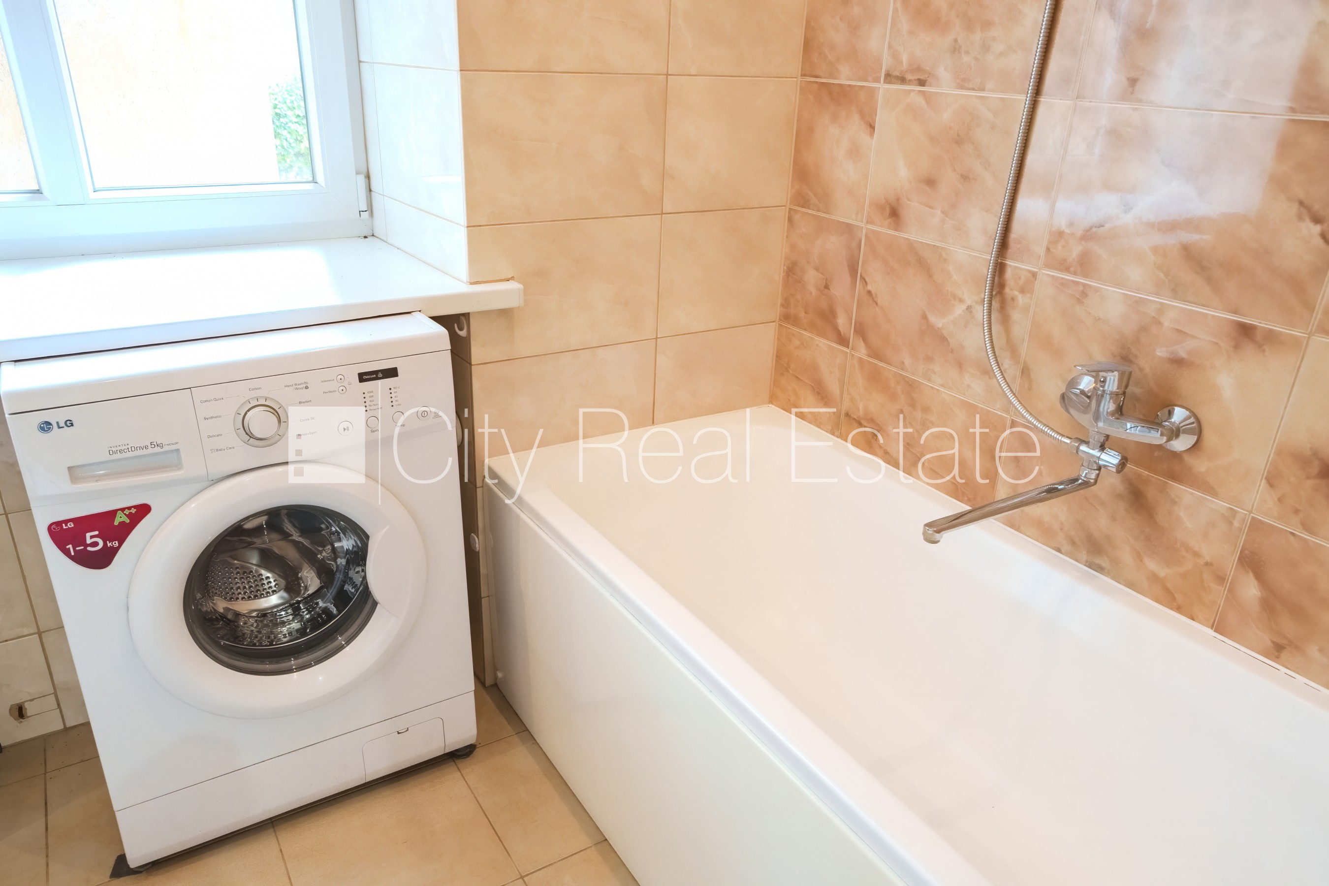 Sludinājumi. Fasādes māja, kāpņu telpa pēc kosmētiskā remonta, viena istaba izolēta, studio tipa, virtuve Cena: 98000 EUR Foto #17