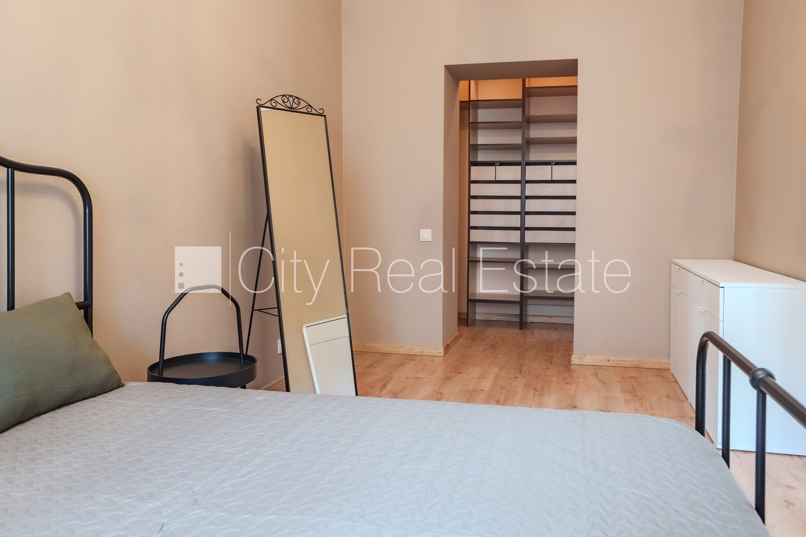 Sludinājumi. Fasādes māja, kāpņu telpa pēc kosmētiskā remonta, viena istaba izolēta, studio tipa, virtuve Cena: 98000 EUR Foto #11