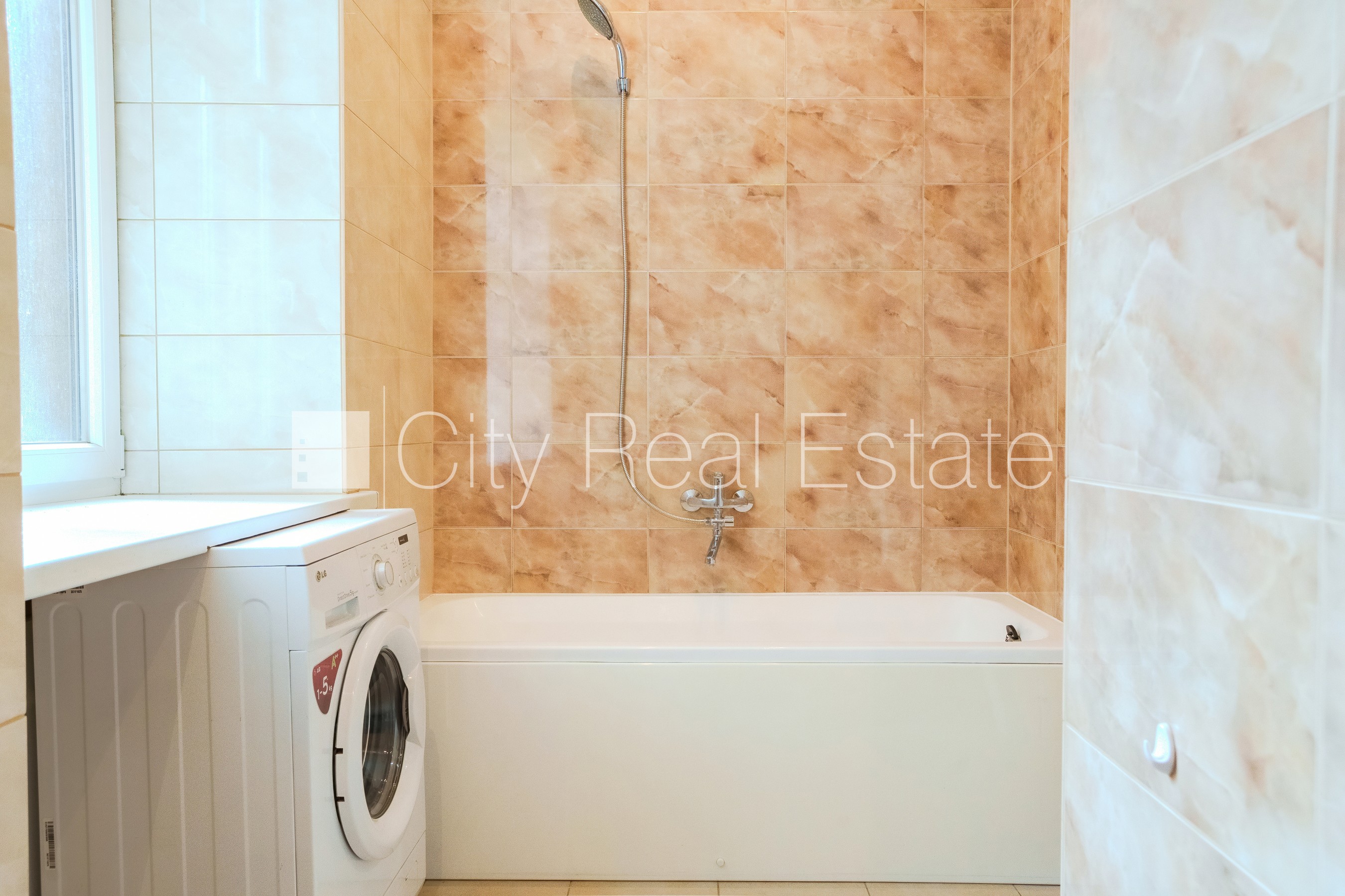 Sludinājumi. Fasādes māja, kāpņu telpa pēc kosmētiskā remonta, viena istaba izolēta, studio tipa, virtuve Cena: 98000 EUR Foto #19