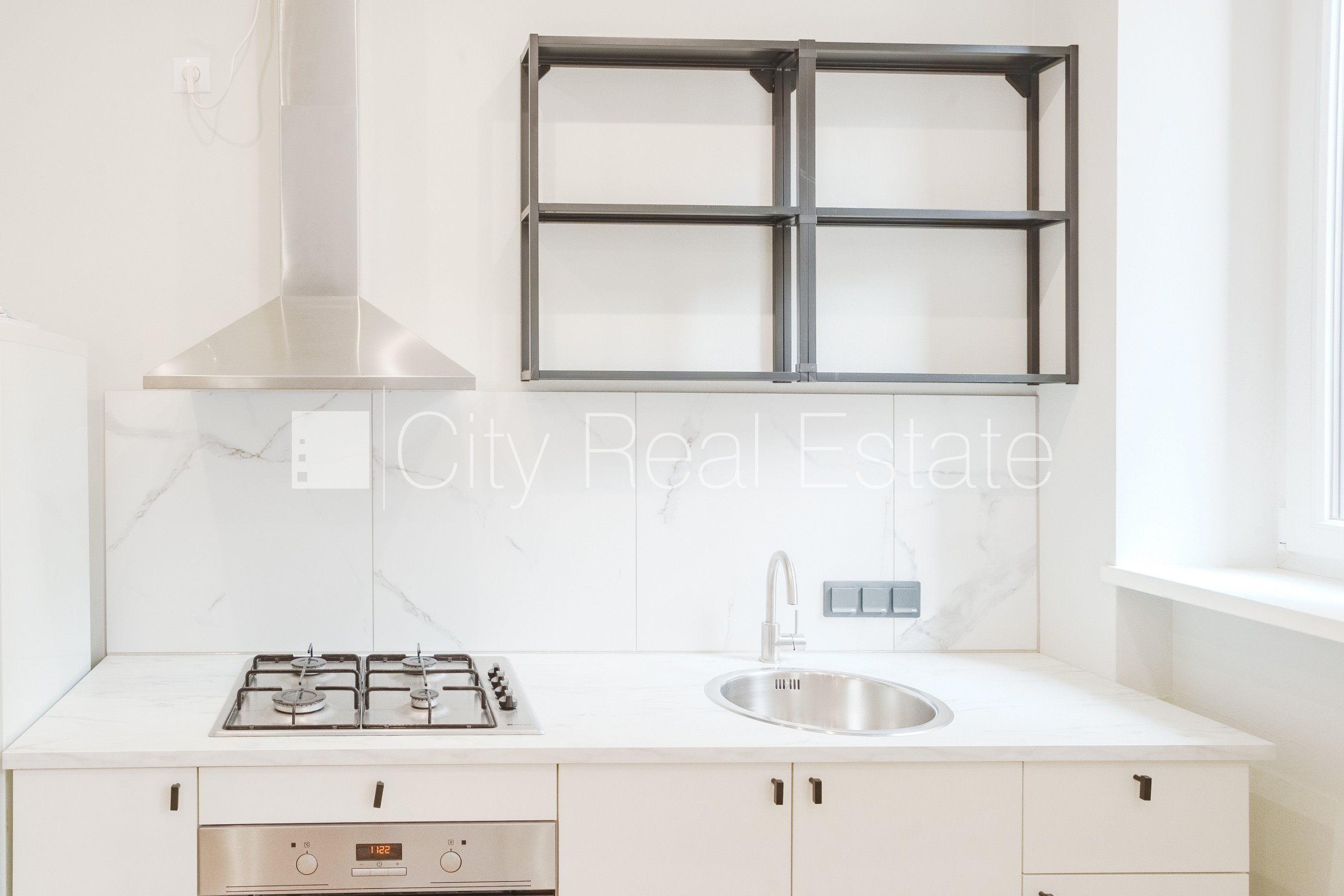 Sludinājumi. Fasādes māja, kāpņu telpa pēc kosmētiskā remonta, viena istaba izolēta, studio tipa, virtuve Cena: 98000 EUR Foto #9