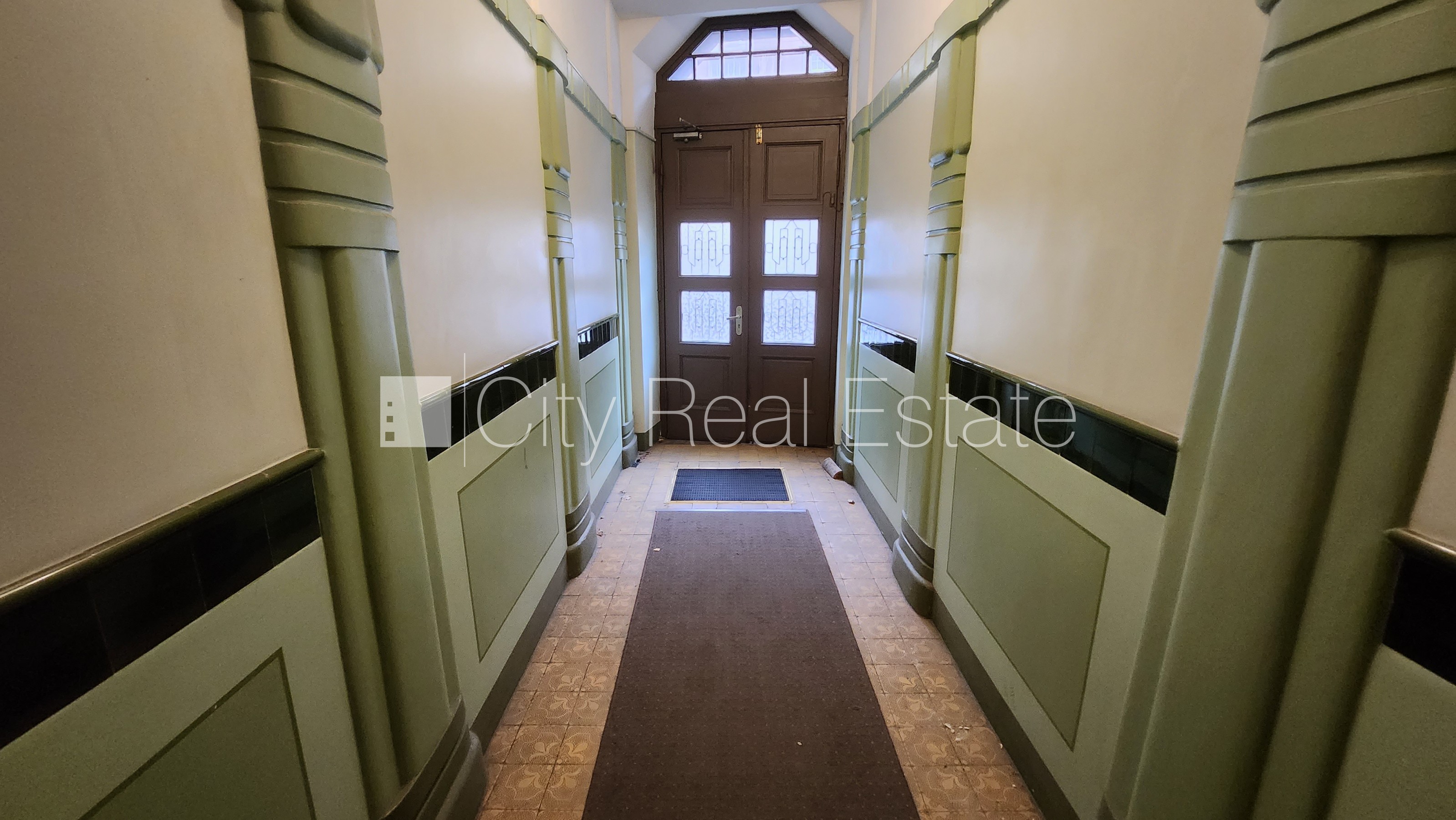 Sludinājumi. Fasādes māja, kāpņu telpa pēc kosmētiskā remonta, viena istaba izolēta, studio tipa, virtuve Cena: 98000 EUR Foto #25