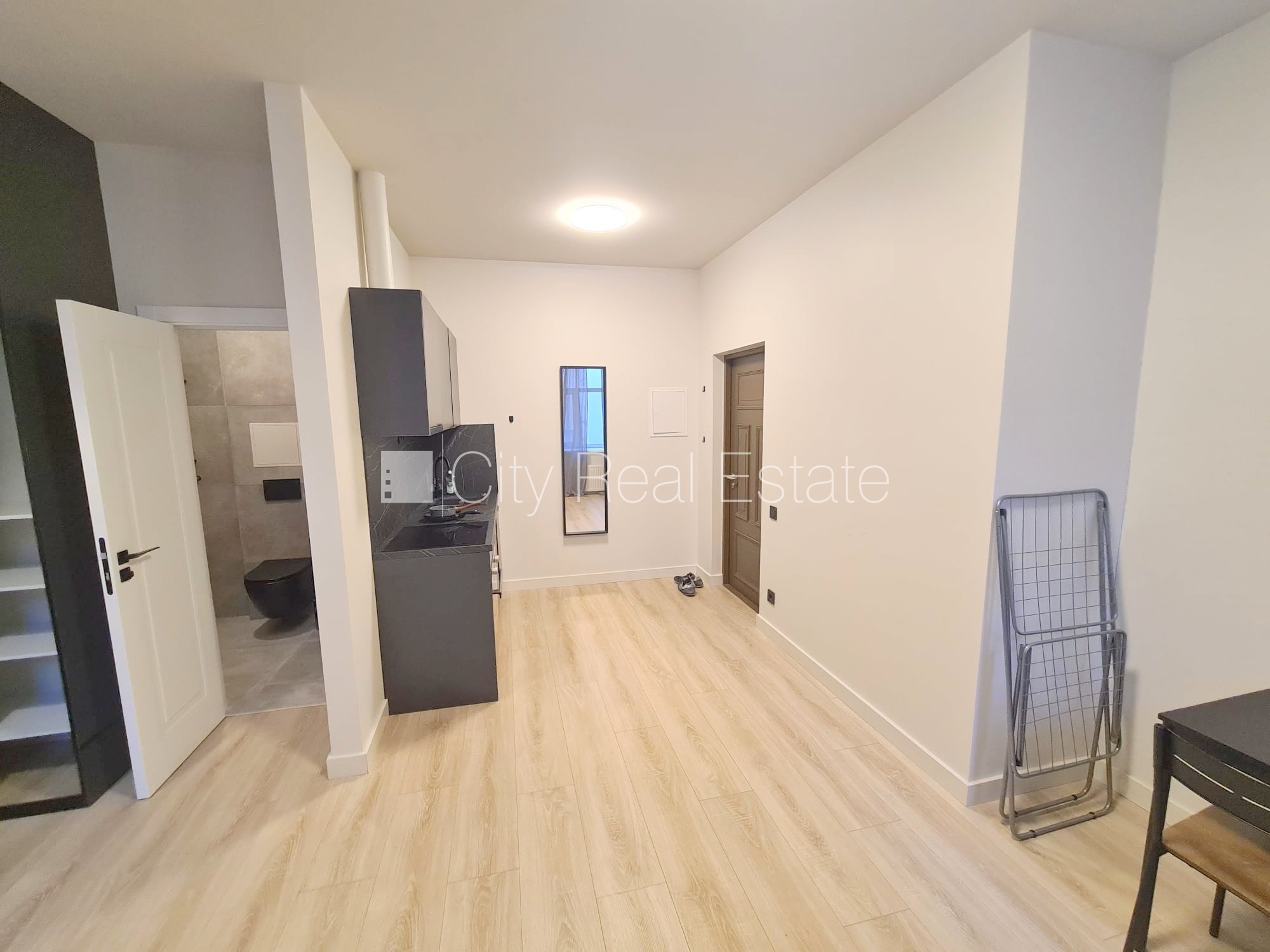 Sludinājumi. Fasādes māja, renovēta māja, slēgts pagalms, ieeja no ielas un pagalma, kāpņu telpa pēc kapitālā Cena: 370 EUR/mēn Foto #3