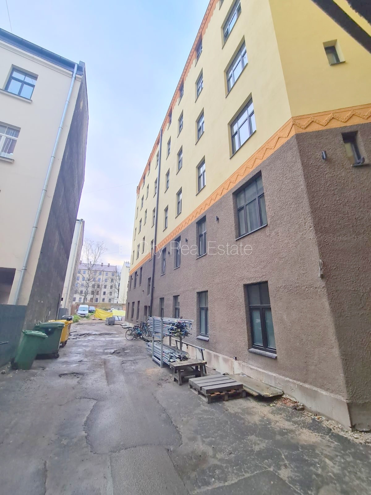 Sludinājumi. Fasādes māja, renovēta māja, slēgts pagalms, ieeja no ielas un pagalma, kāpņu telpa pēc kapitālā Cena: 370 EUR/mēn Foto #22