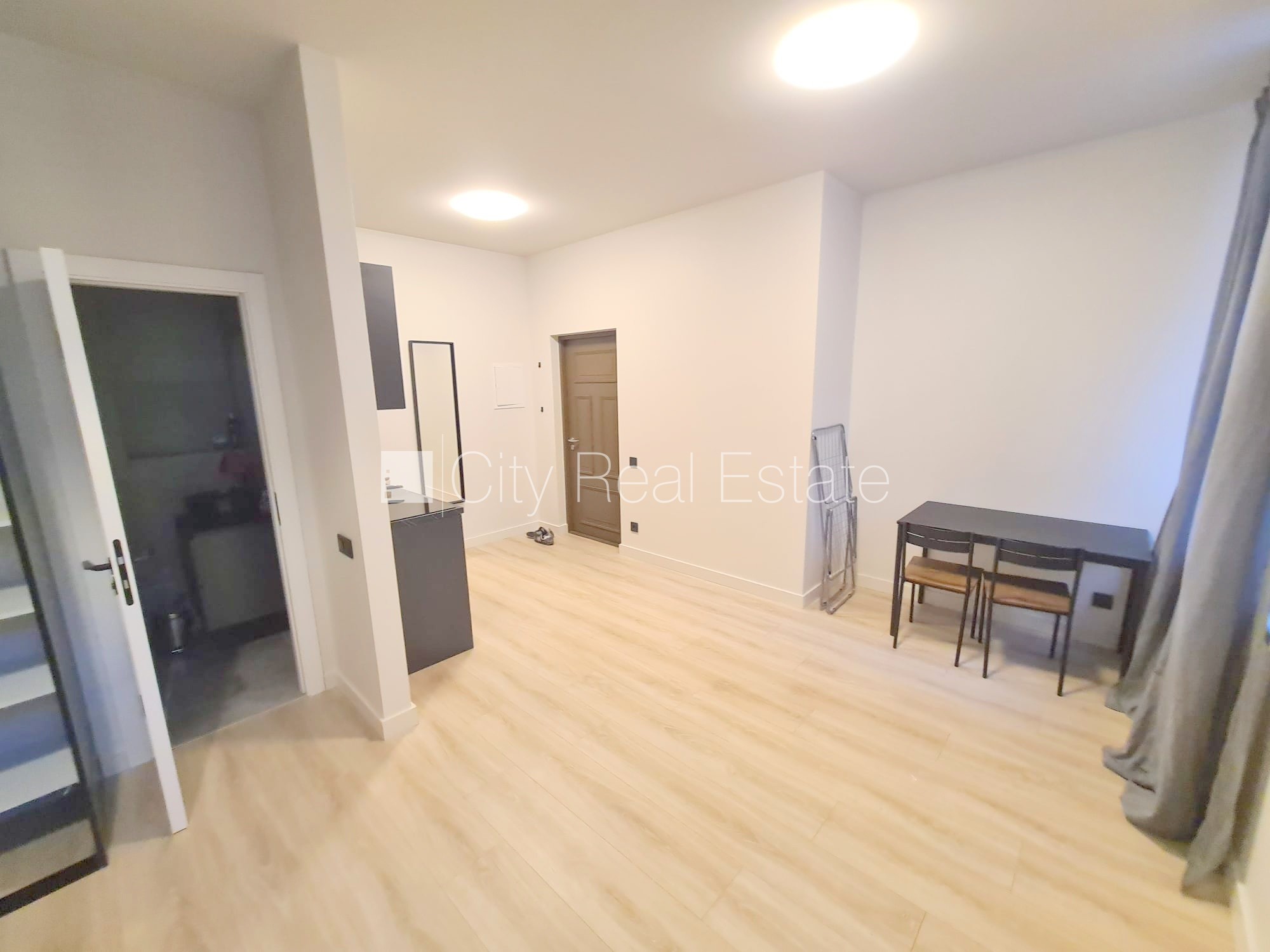 Sludinājumi. Fasādes māja, renovēta māja, slēgts pagalms, ieeja no ielas un pagalma, kāpņu telpa pēc kapitālā Cena: 370 EUR/mēn Foto #4