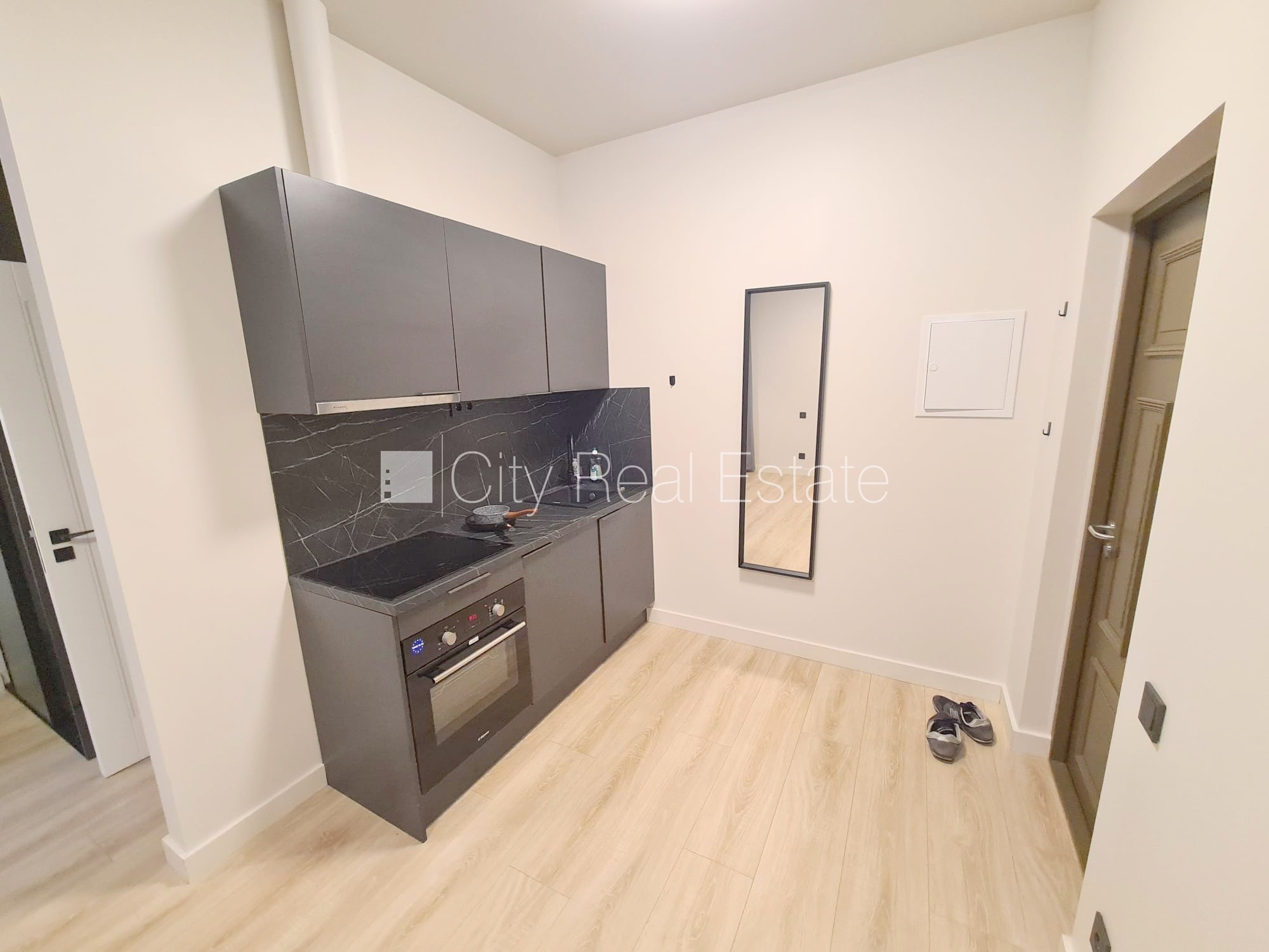 Sludinājumi. Fasādes māja, renovēta māja, slēgts pagalms, ieeja no ielas un pagalma, kāpņu telpa pēc kapitālā Cena: 370 EUR/mēn Foto #8