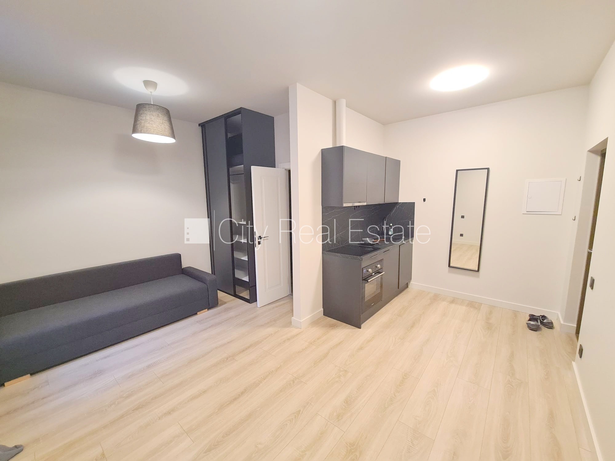 Sludinājumi. Fasādes māja, renovēta māja, slēgts pagalms, ieeja no ielas un pagalma, kāpņu telpa pēc kapitālā Cena: 370 EUR/mēn Foto #2