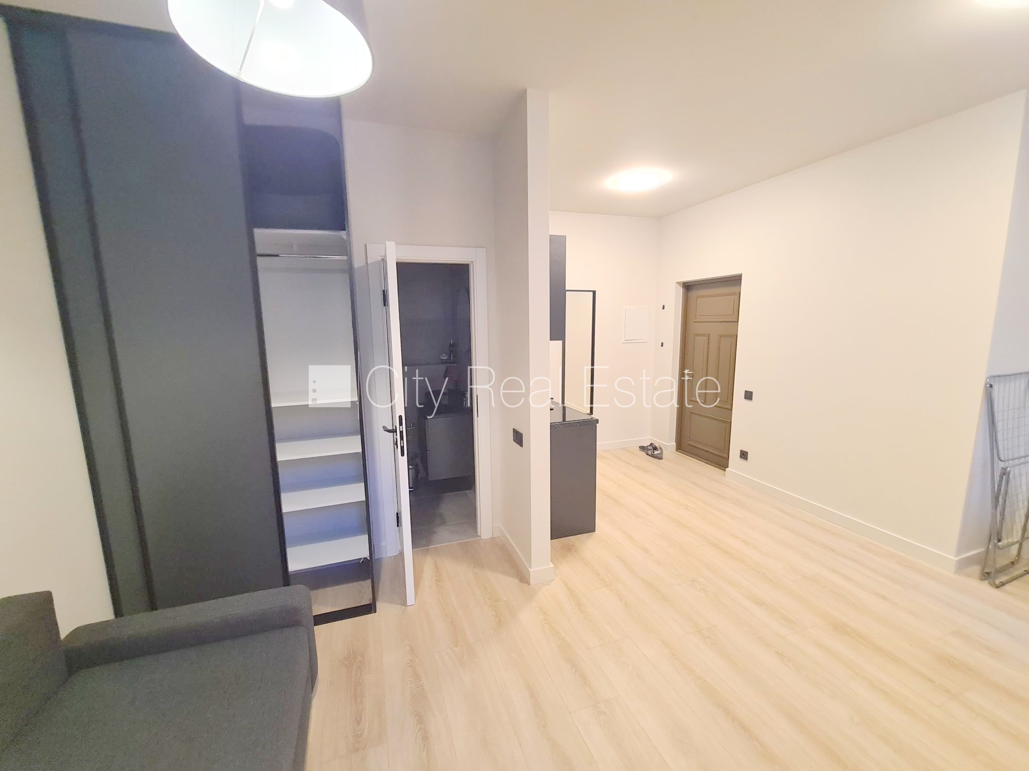 Sludinājumi. Fasādes māja, renovēta māja, slēgts pagalms, ieeja no ielas un pagalma, kāpņu telpa pēc kapitālā Cena: 370 EUR/mēn Foto #12