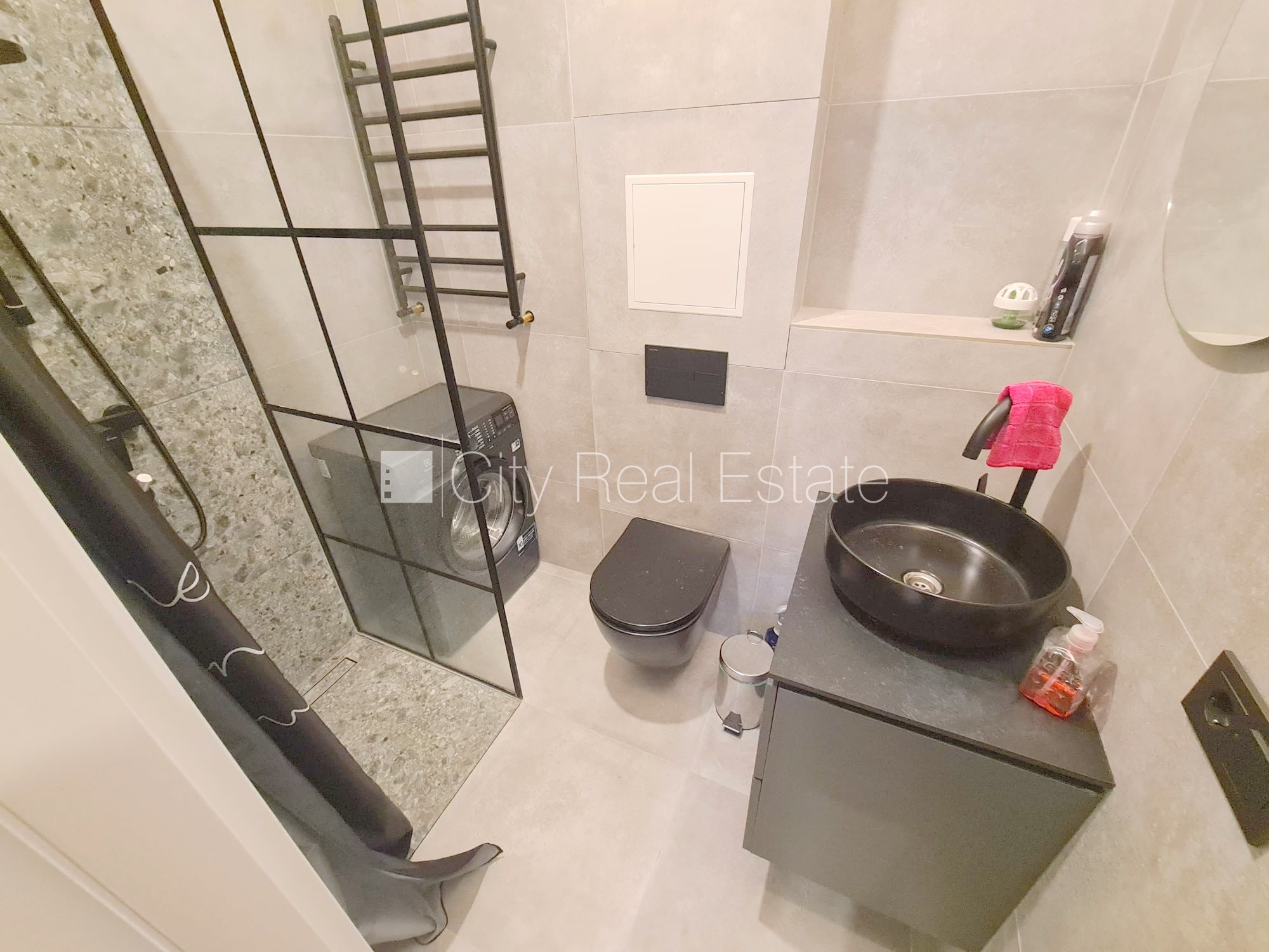 Sludinājumi. Fasādes māja, renovēta māja, slēgts pagalms, ieeja no ielas un pagalma, kāpņu telpa pēc kapitālā Cena: 370 EUR/mēn Foto #13