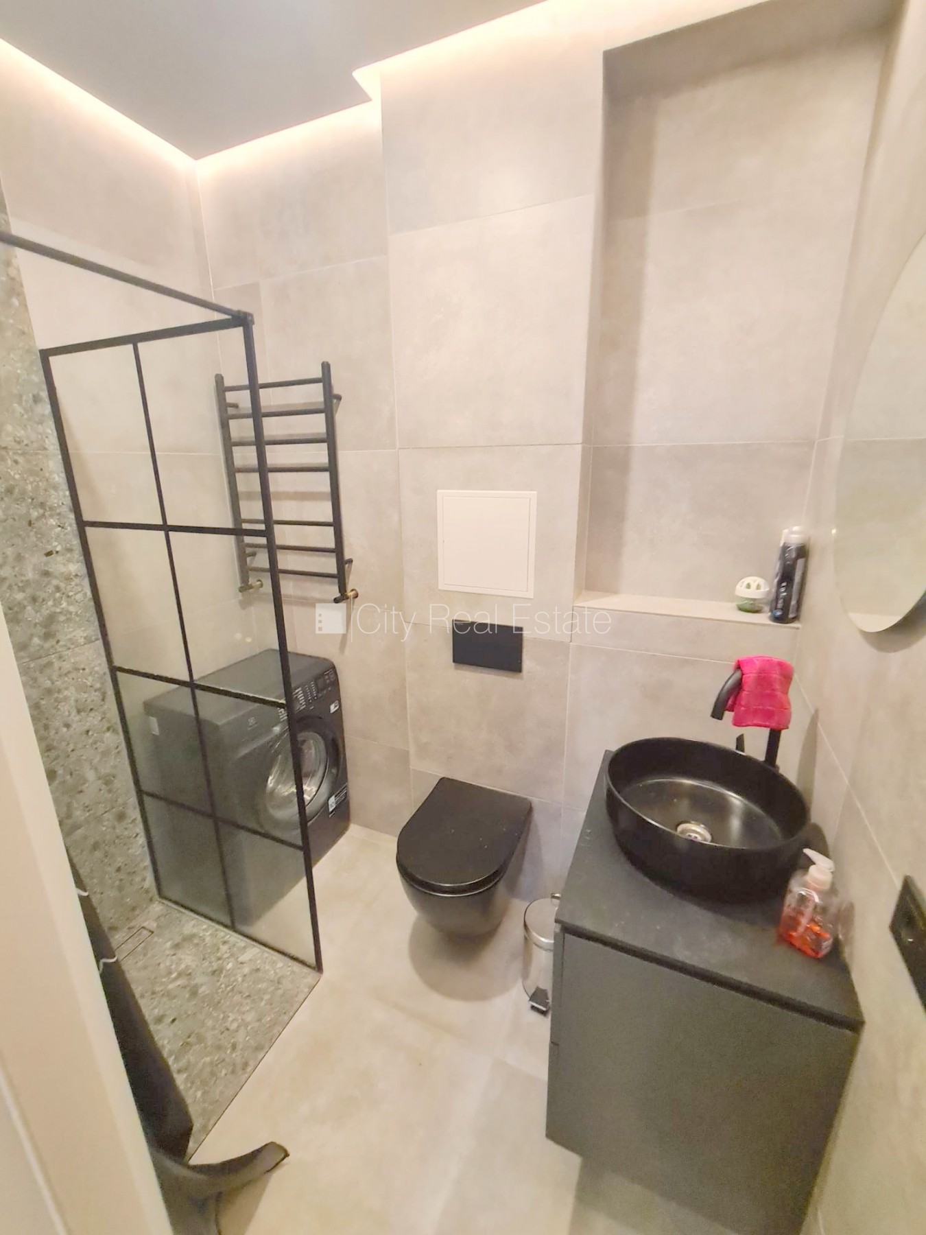 Sludinājumi. Fasādes māja, renovēta māja, slēgts pagalms, ieeja no ielas un pagalma, kāpņu telpa pēc kapitālā Cena: 370 EUR/mēn Foto #14