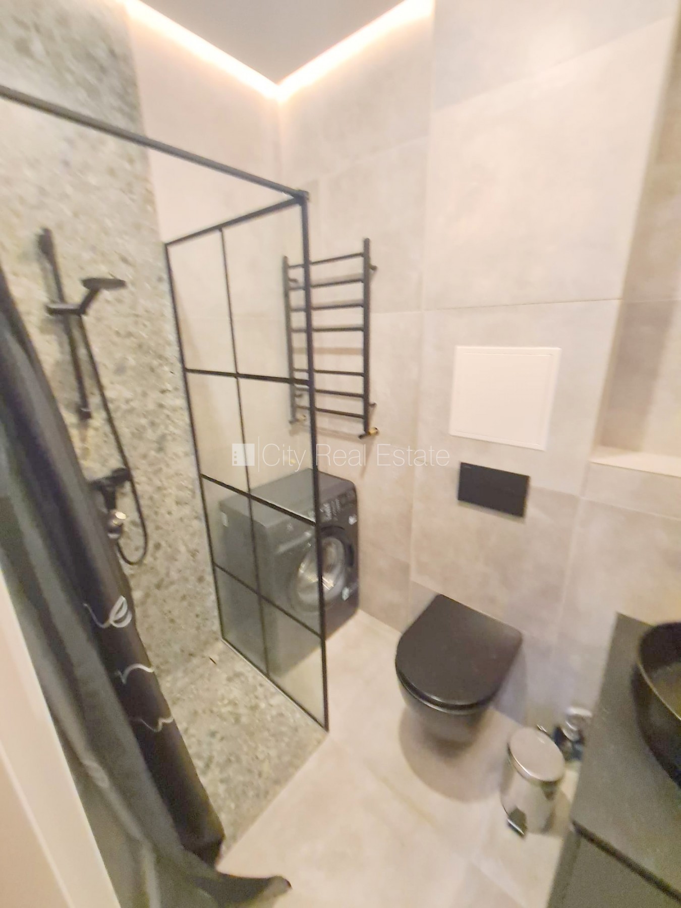 Sludinājumi. Fasādes māja, renovēta māja, slēgts pagalms, ieeja no ielas un pagalma, kāpņu telpa pēc kapitālā Cena: 370 EUR/mēn Foto #15