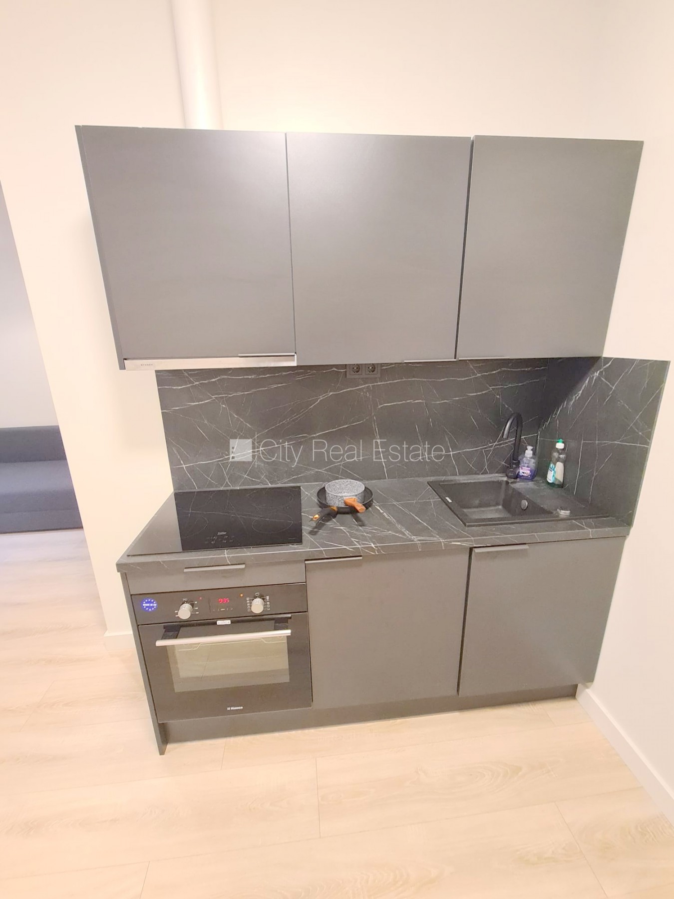 Sludinājumi. Fasādes māja, renovēta māja, slēgts pagalms, ieeja no ielas un pagalma, kāpņu telpa pēc kapitālā Cena: 370 EUR/mēn Foto #9